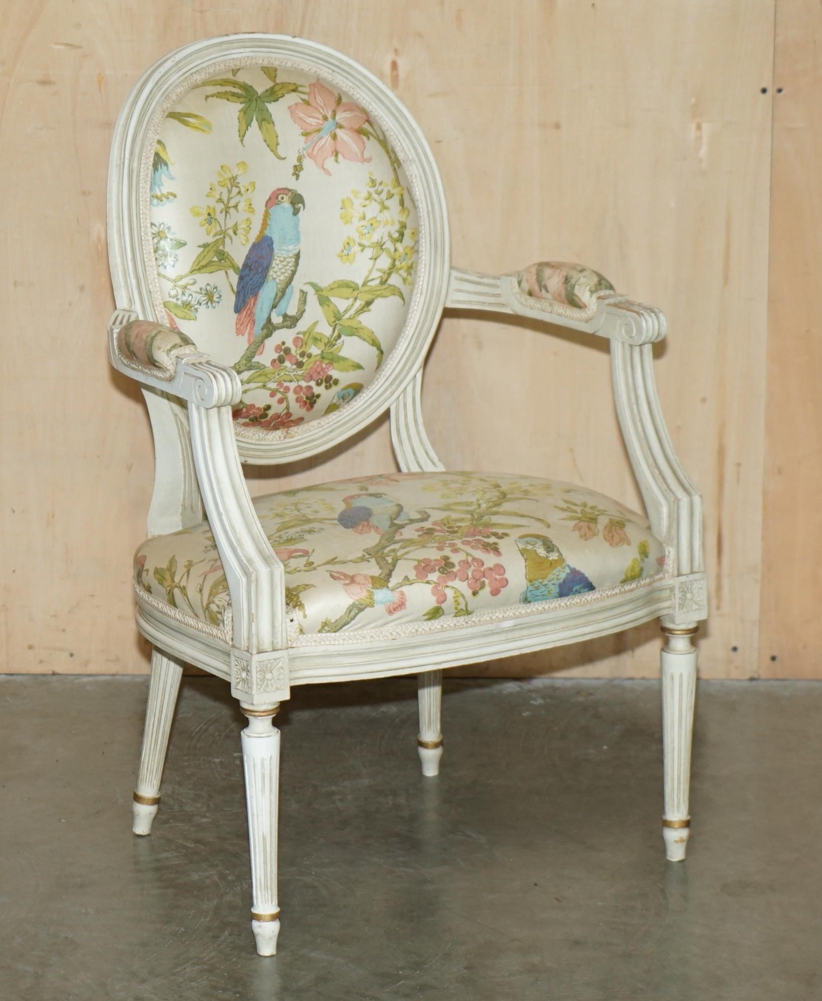 PAIR DE FAUTEUILS D'ANCIENNE FAUTEUIL FRANCAIS DE STYLE LOUIS XVIII EN TISSU DE PARROT en vente 4