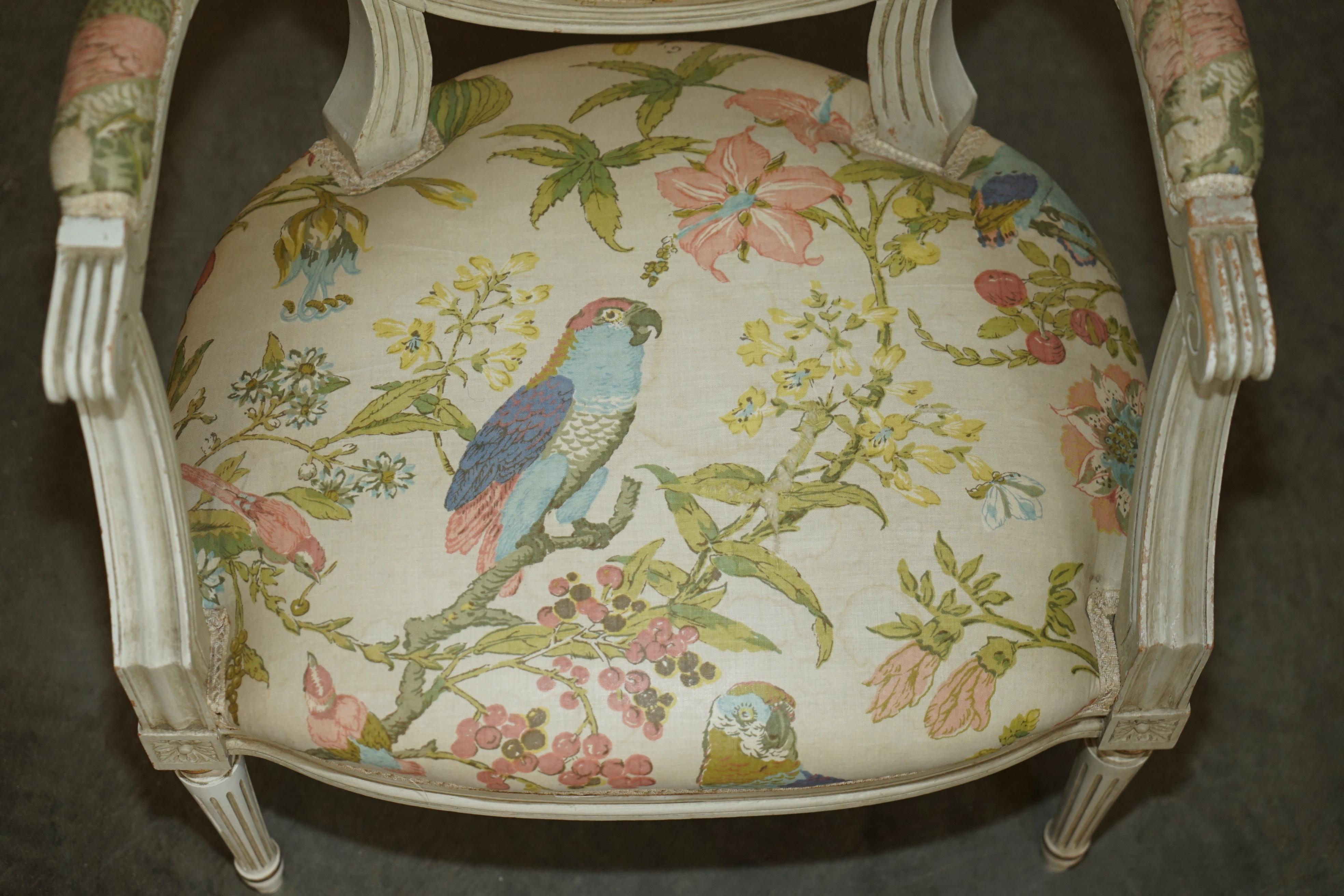 PAIR DE FAUTEUILS D'ANCIENNE FAUTEUIL FRANCAIS DE STYLE LOUIS XVIII EN TISSU DE PARROT en vente 8