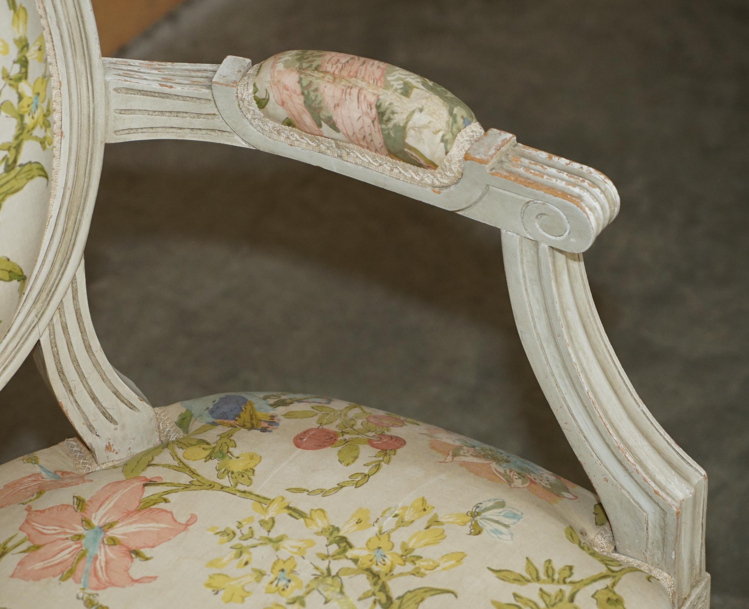 PAIR DE FAUTEUILS D'ANCIENNE FAUTEUIL FRANCAIS DE STYLE LOUIS XVIII EN TISSU DE PARROT en vente 9