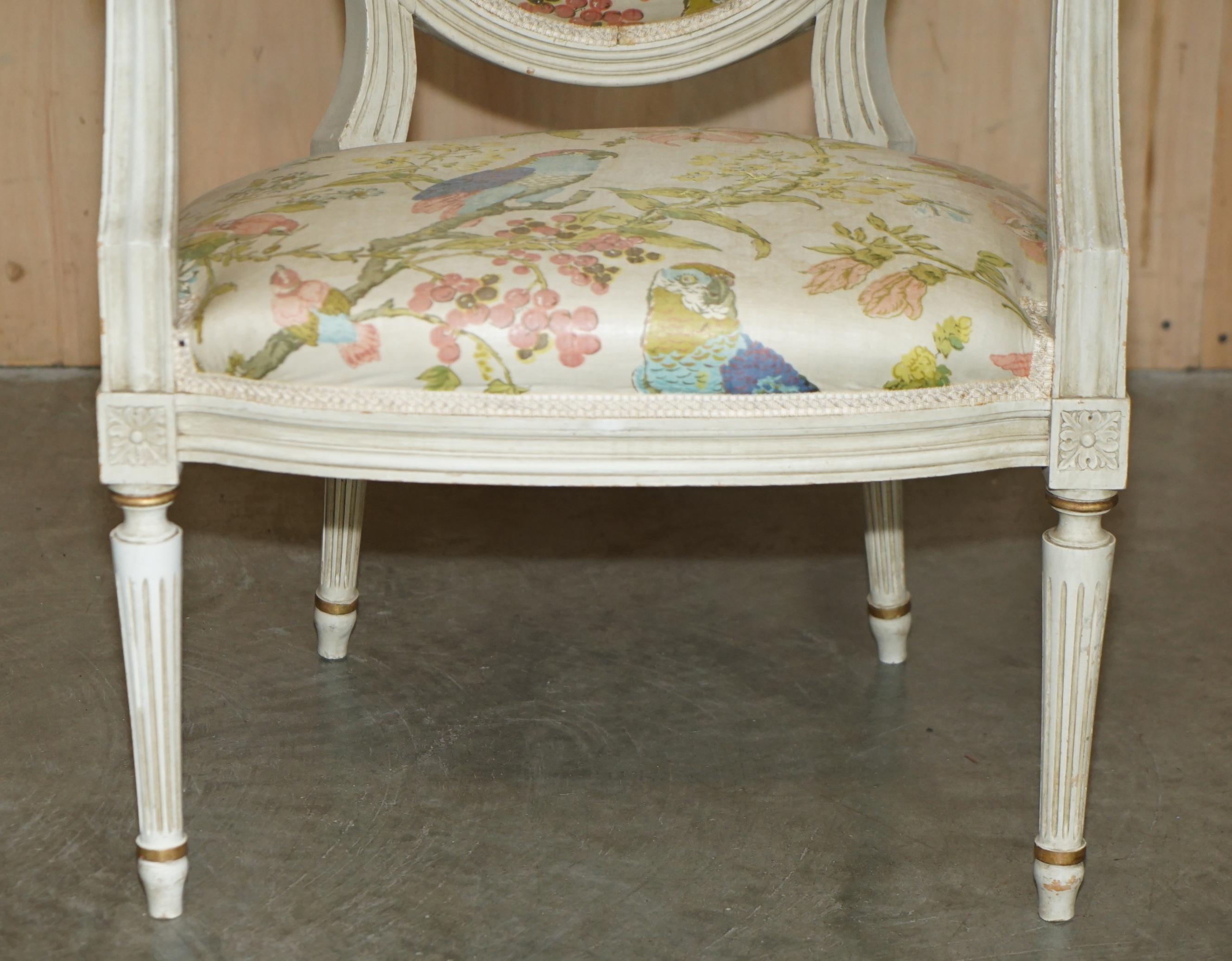 PAIR DE FAUTEUILS D'ANCIENNE FAUTEUIL FRANCAIS DE STYLE LOUIS XVIII EN TISSU DE PARROT en vente 10