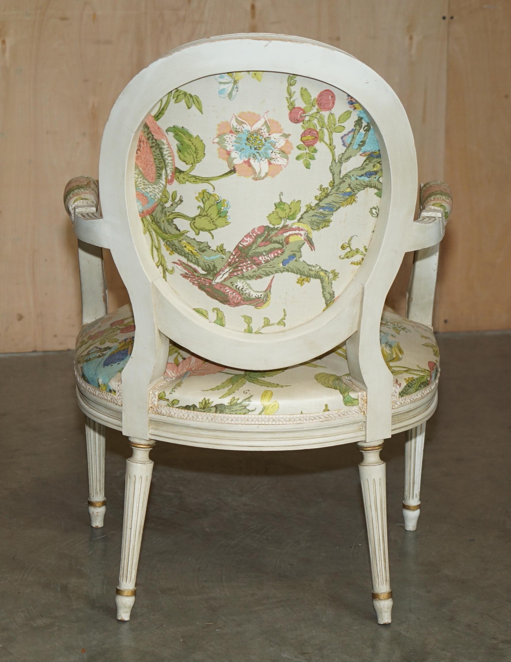 PAIR DE FAUTEUILS D'ANCIENNE FAUTEUIL FRANCAIS DE STYLE LOUIS XVIII EN TISSU DE PARROT en vente 12
