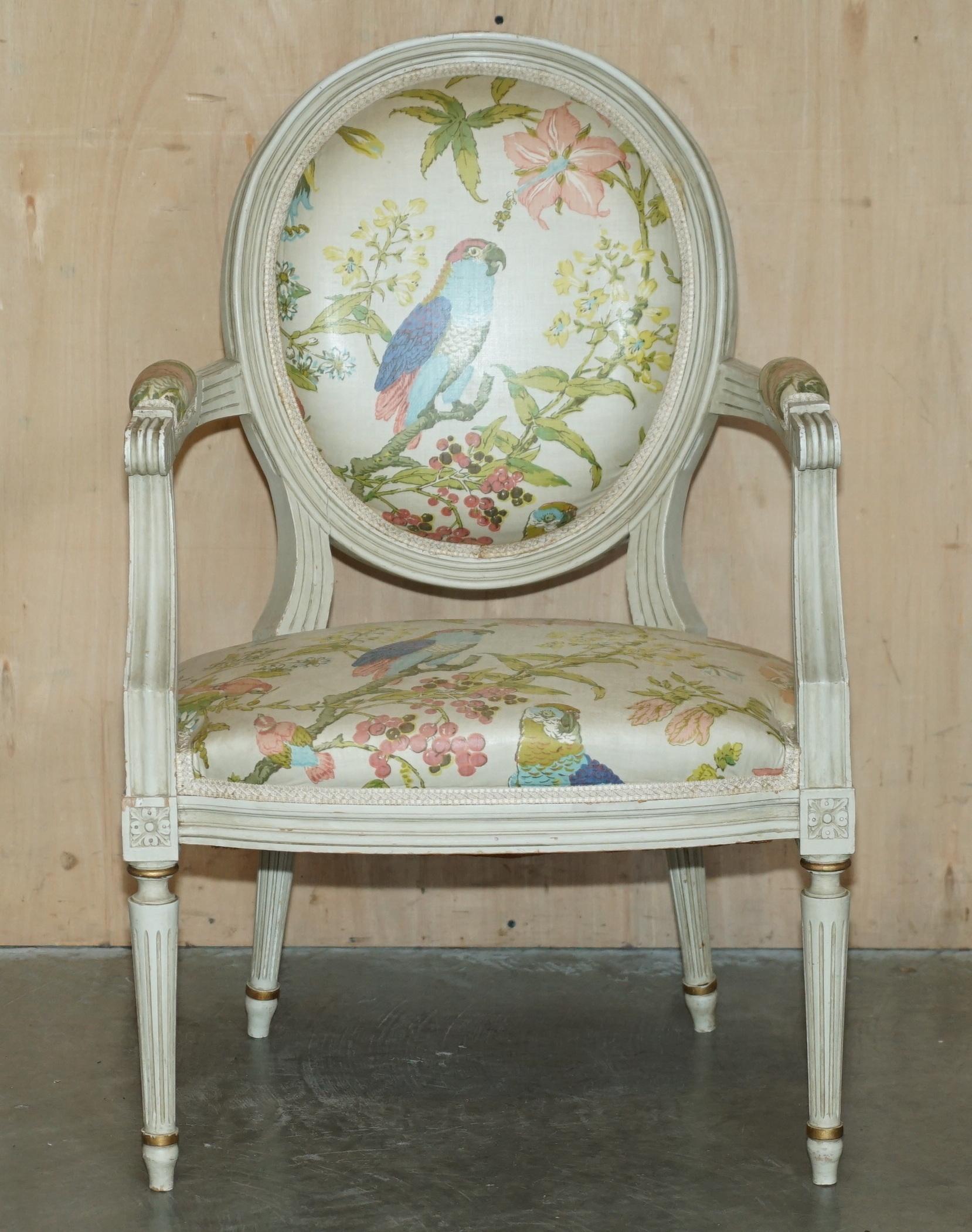 Louis XVI PAIR DE FAUTEUILS D'ANCIENNE FAUTEUIL FRANCAIS DE STYLE LOUIS XVIII EN TISSU DE PARROT en vente