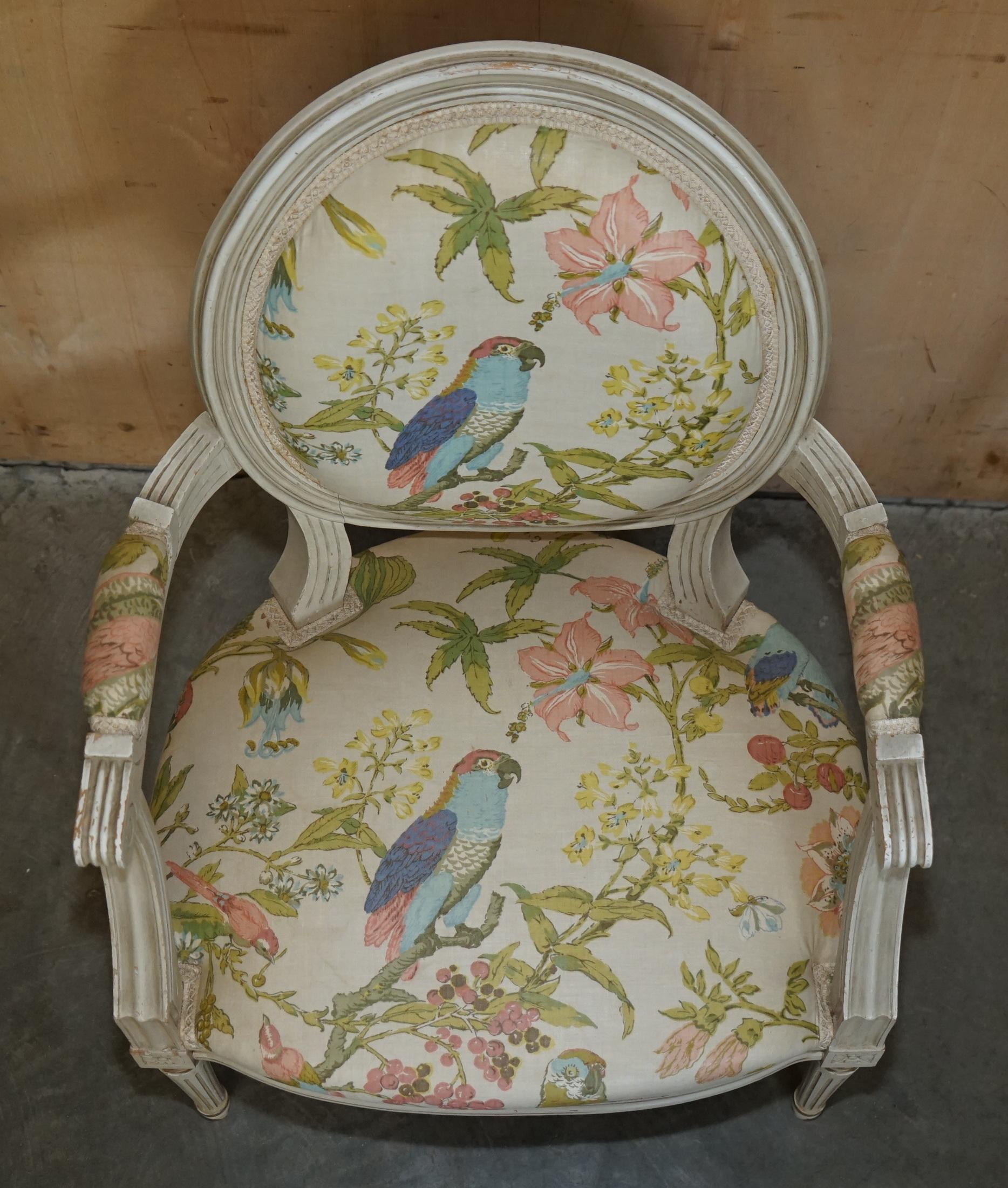 Fait main PAIR DE FAUTEUILS D'ANCIENNE FAUTEUIL FRANCAIS DE STYLE LOUIS XVIII EN TISSU DE PARROT en vente