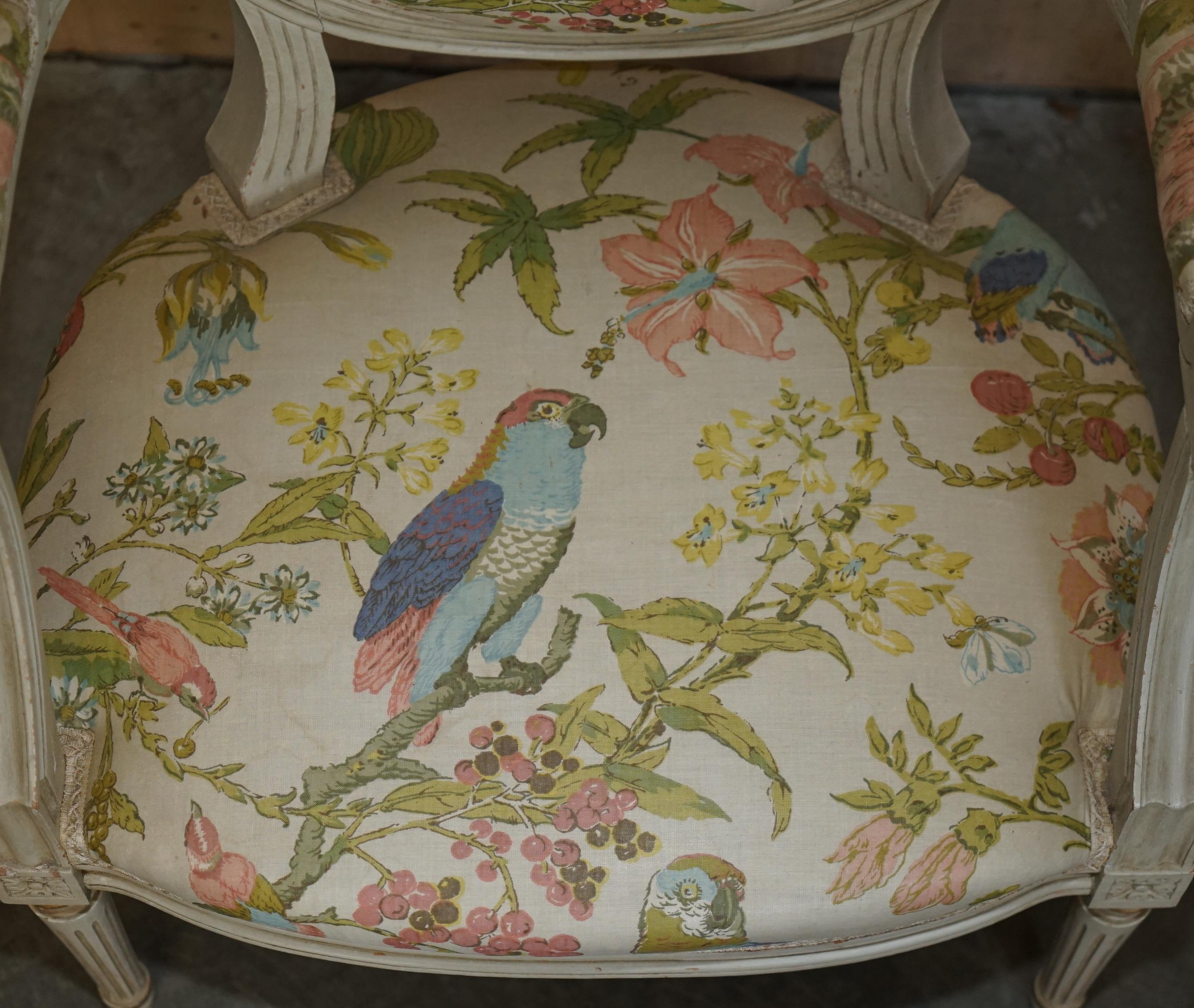 PAIR DE FAUTEUILS D'ANCIENNE FAUTEUIL FRANCAIS DE STYLE LOUIS XVIII EN TISSU DE PARROT État moyen - En vente à West Sussex, Pulborough