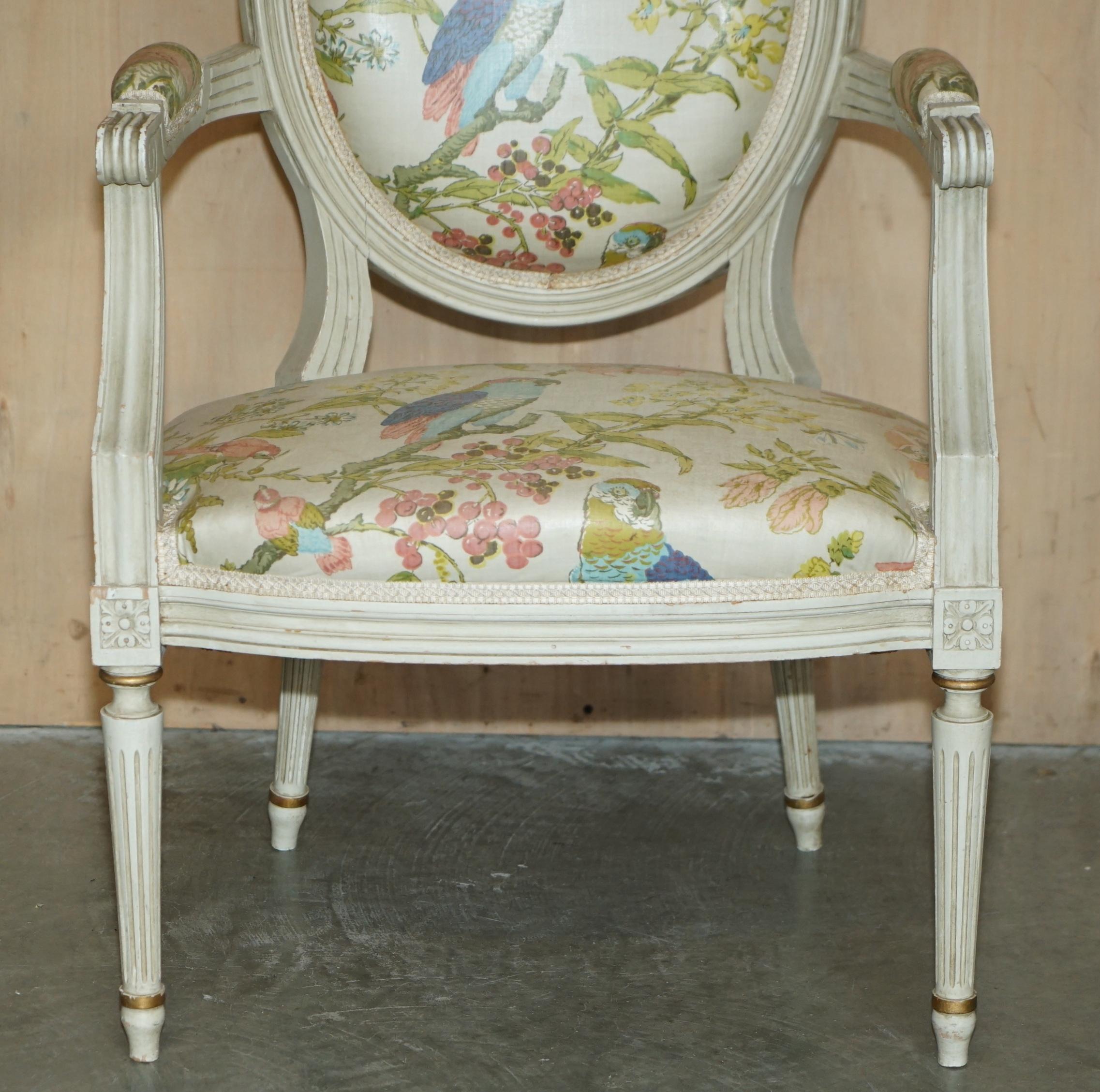 Tissu d'ameublement PAIR DE FAUTEUILS D'ANCIENNE FAUTEUIL FRANCAIS DE STYLE LOUIS XVIII EN TISSU DE PARROT en vente