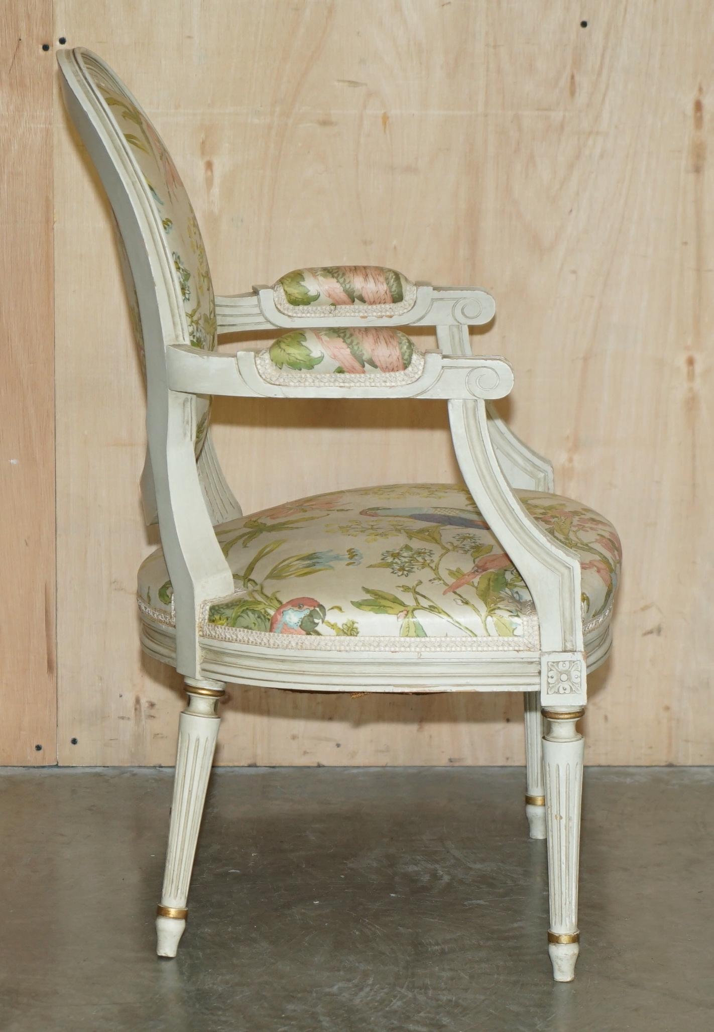 PAIR DE FAUTEUILS D'ANCIENNE FAUTEUIL FRANCAIS DE STYLE LOUIS XVIII EN TISSU DE PARROT en vente 1