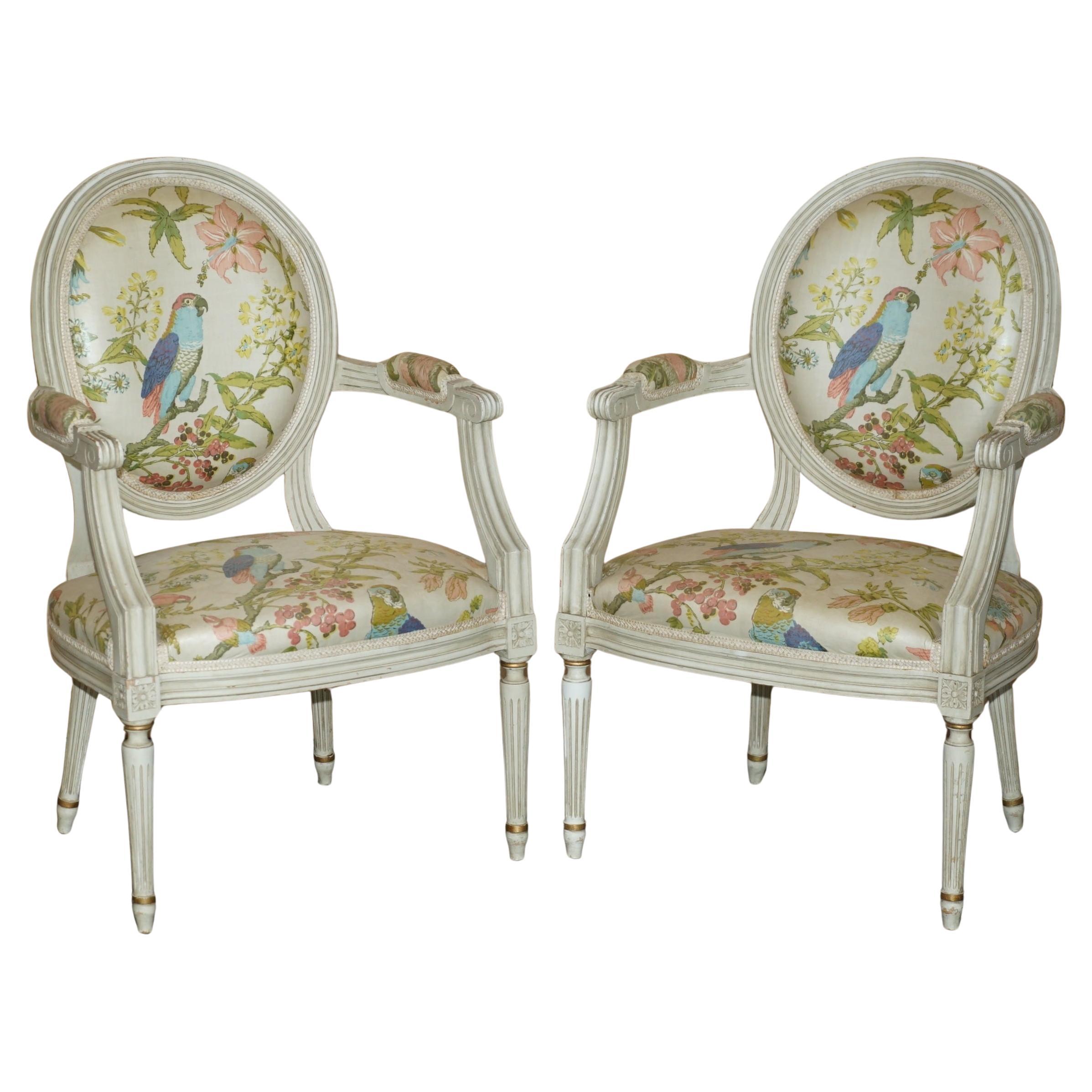 PAIR DE FAUTEUILS D'ANCIENNE FAUTEUIL FRANCAIS DE STYLE LOUIS XVIII EN TISSU DE PARROT