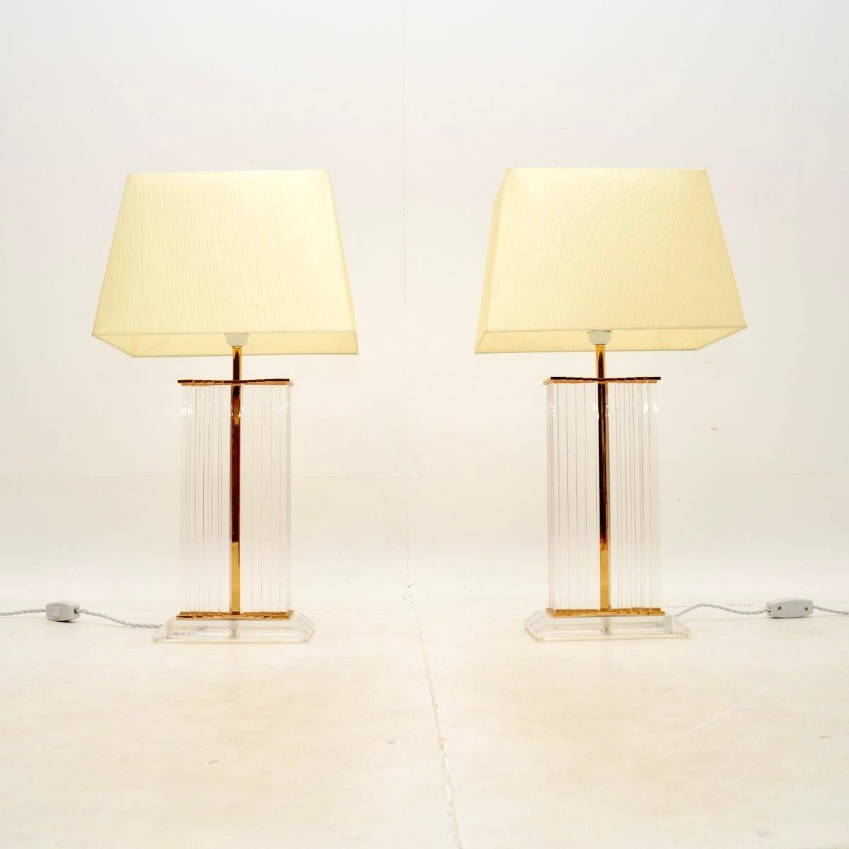 Un par de grandes e impresionantes lámparas de mesa francesas vintage de lucita y latón. Recién importados de Francia, datan aproximadamente de la década de 1970.

La calidad es extraordinaria, las gruesas bases de lucita tienen un diseño precioso y