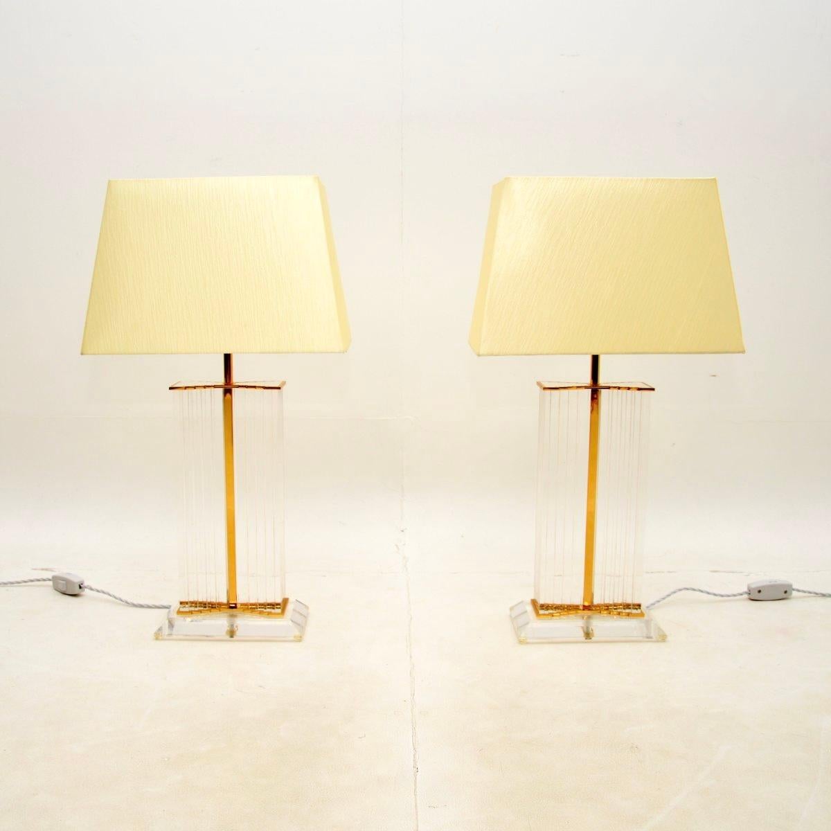 Pareja de lámparas de mesa francesas vintage de lucita y latón Moderno de mediados de siglo en venta