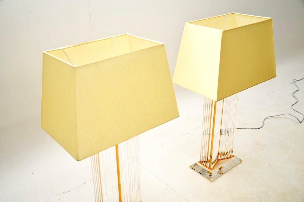 Pareja de lámparas de mesa francesas vintage de lucita y latón Francés en venta