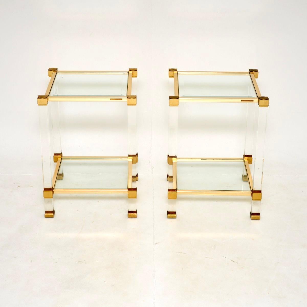 Une paire de tables d'appoint en Lucite et verre de Pierre Vandel, très élégante et très bien réalisée. Fabriqués en France, ils datent des années 1970.

La qualité est superbe, ils sont d'une belle taille avec un design très utile. Chaque table est