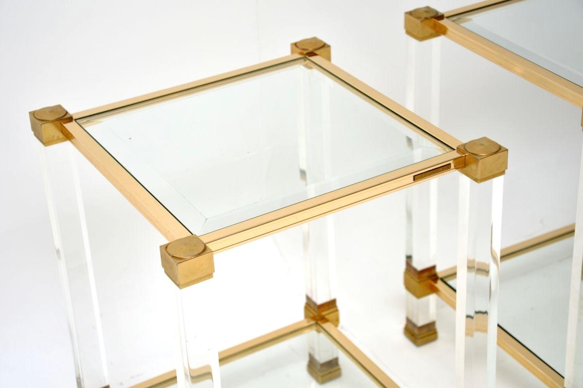 Mid-Century Modern Paire de tables d'appoint vintage en lucite et verre par Pierre Vandel en vente