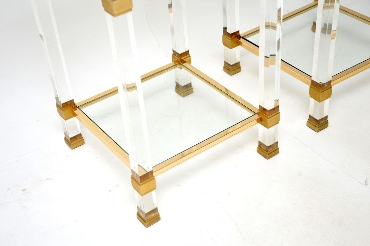 Français Paire de tables d'appoint vintage en lucite et verre par Pierre Vandel en vente
