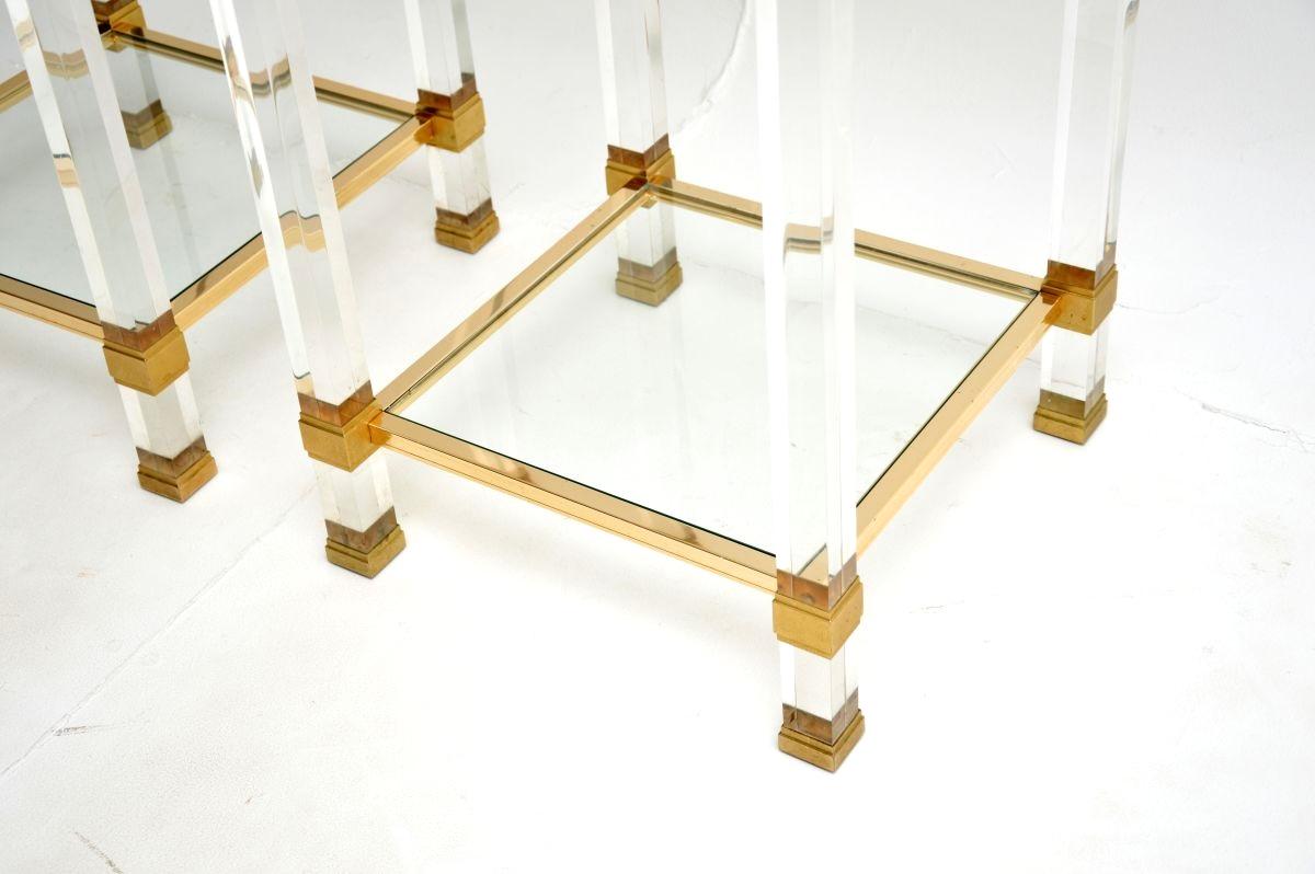 Paire de tables d'appoint vintage en lucite et verre par Pierre Vandel Bon état - En vente à London, GB