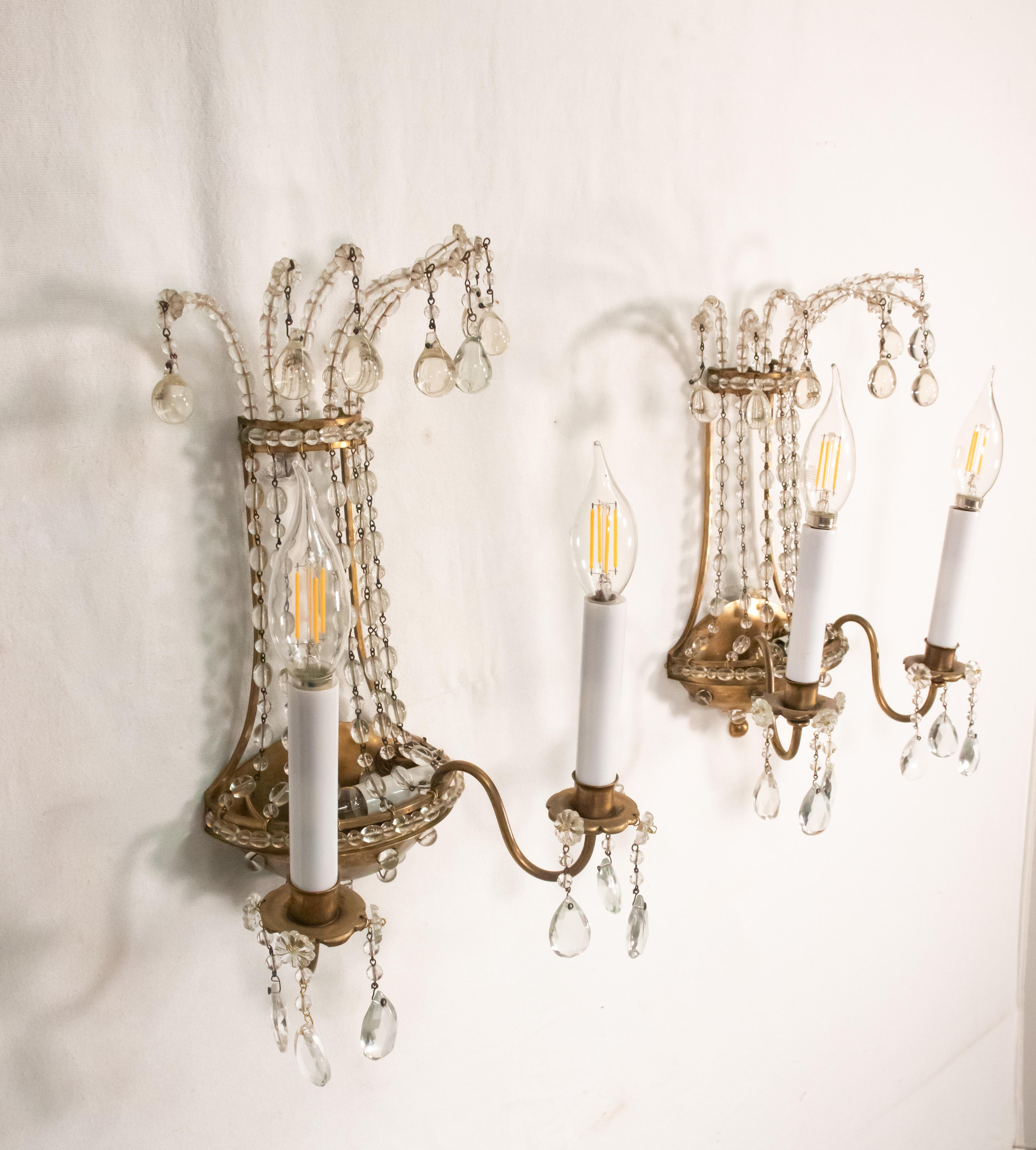 Paire d'appliques françaises en cristal et laiton dans le style de la Maison Jansen Bon état - En vente à Chicago, IL