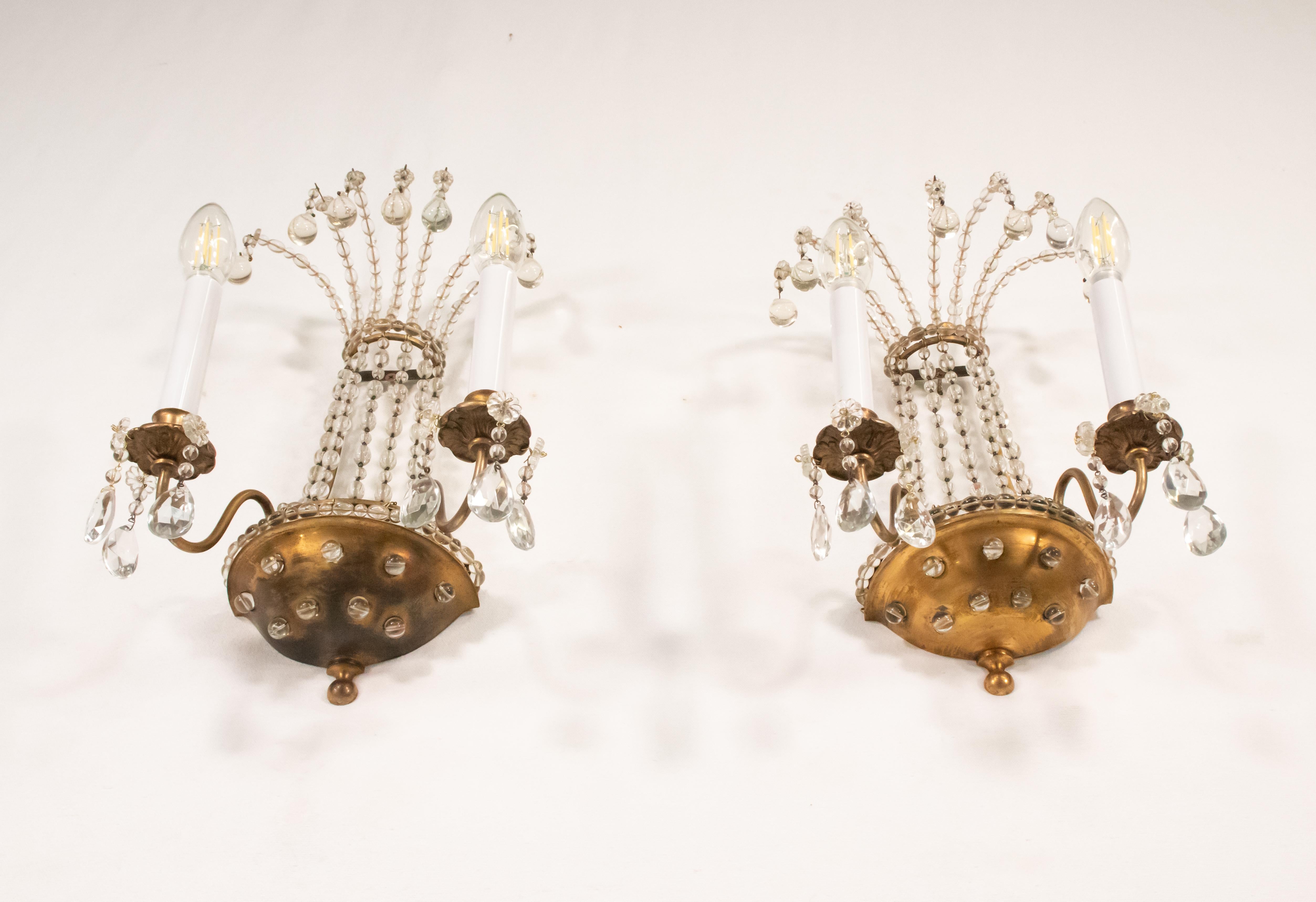 20ième siècle Paire d'appliques françaises en cristal et laiton dans le style de la Maison Jansen en vente
