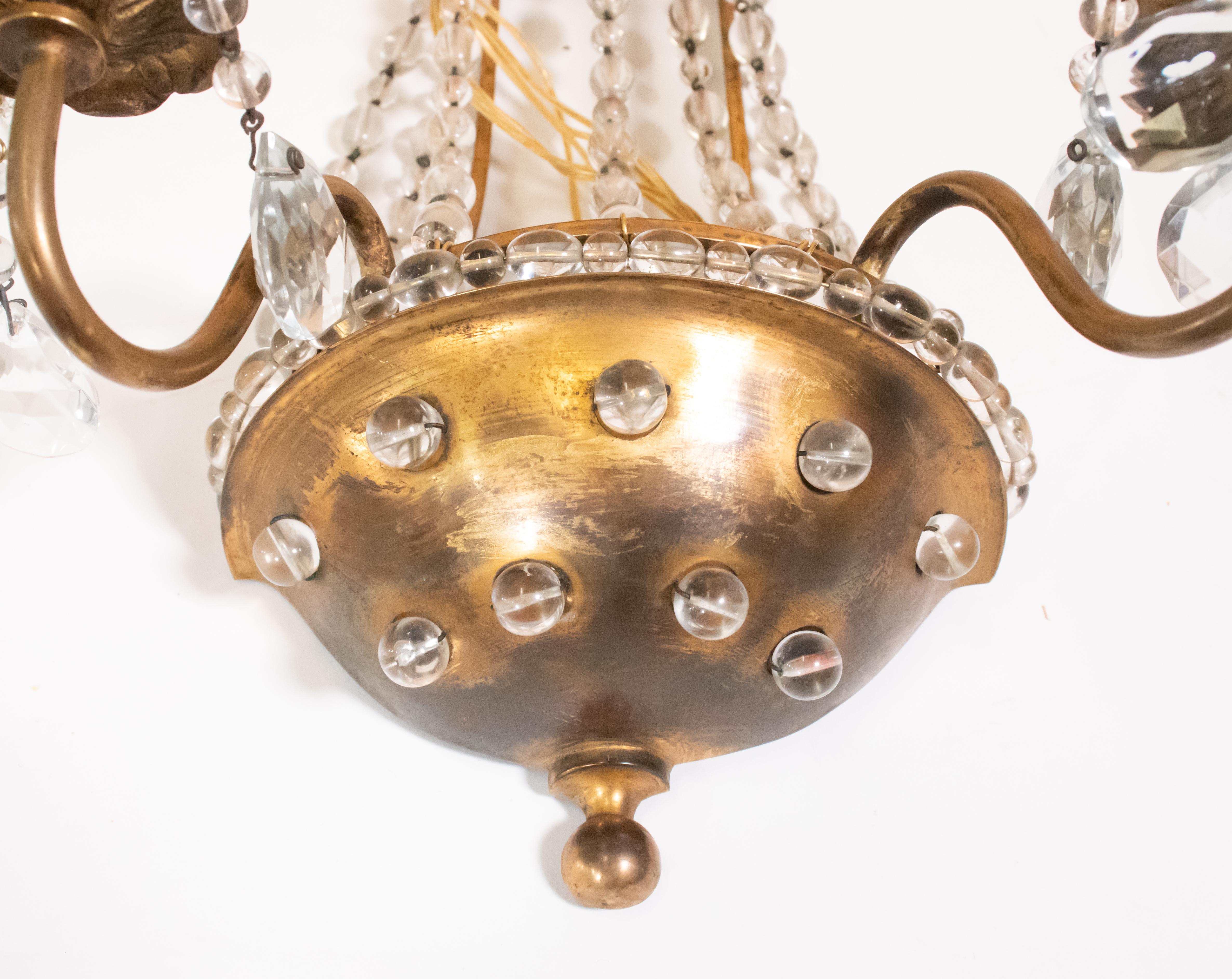 Paire d'appliques françaises en cristal et laiton dans le style de la Maison Jansen en vente 1