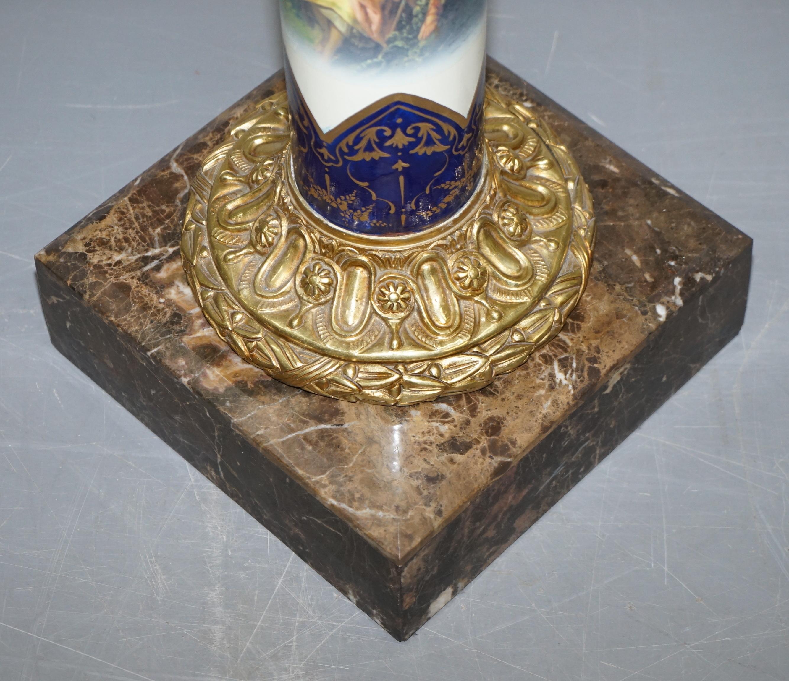 Paar Vintage Französisch Marmor vergoldet Bronze Porzellan Romantik gemalt Säulen im Angebot 1