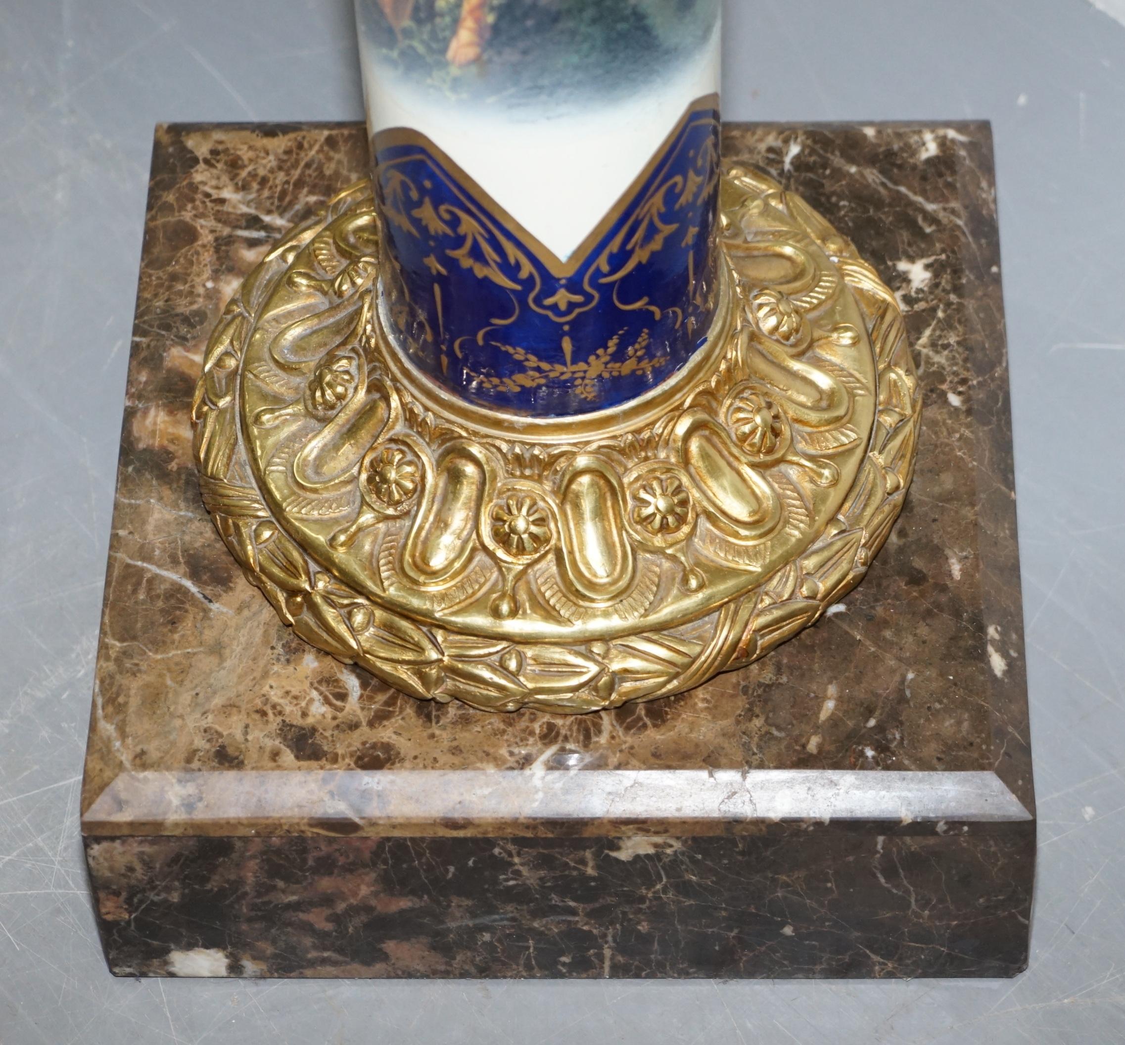 Paire de piliers romantiques français vintage en porcelaine marbrée, bronze doré et marbrée en vente 1