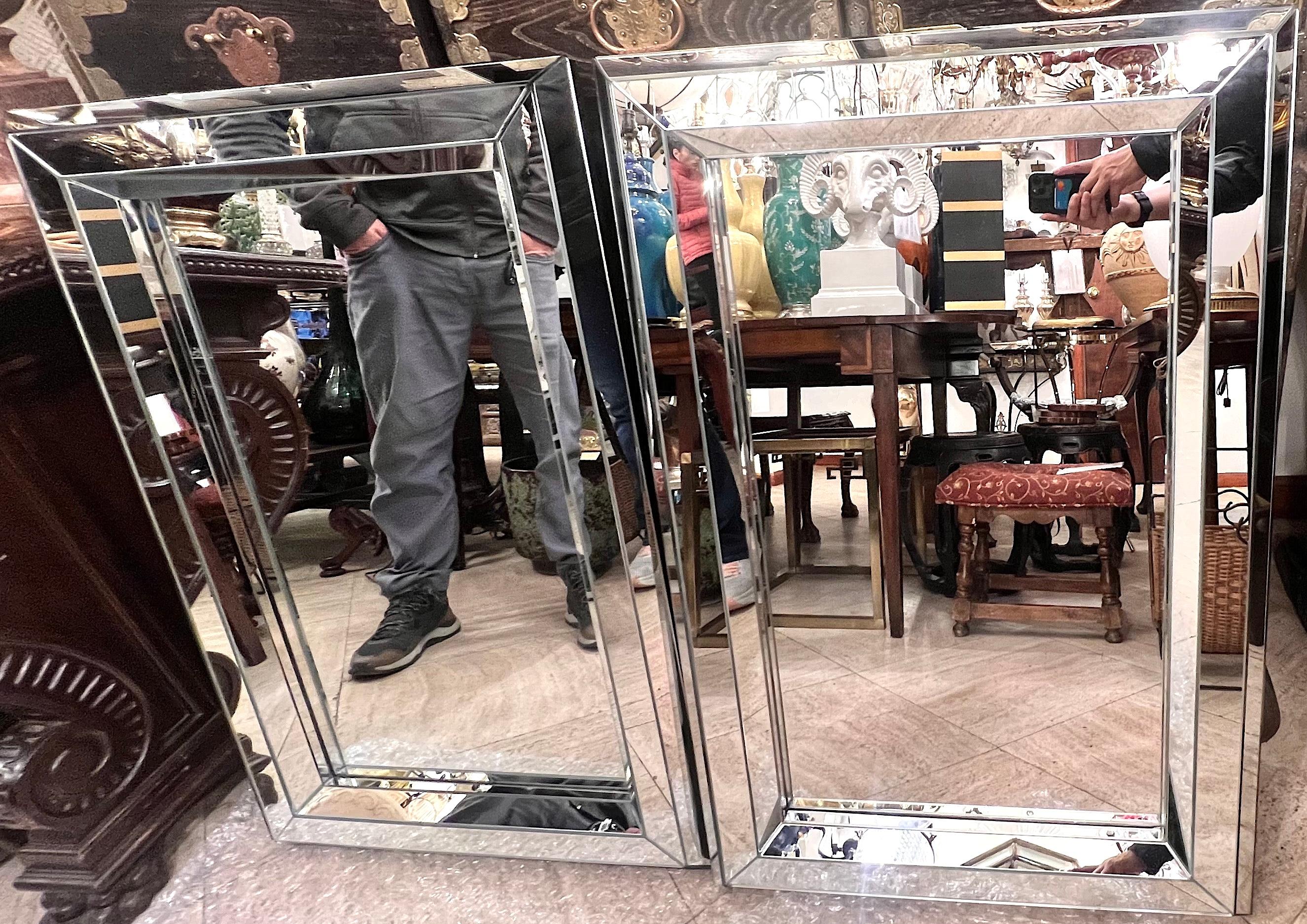 Specchio Coppia di specchi francesi d'epoca con cornice smussata. Venduto singolarmente. in vendita