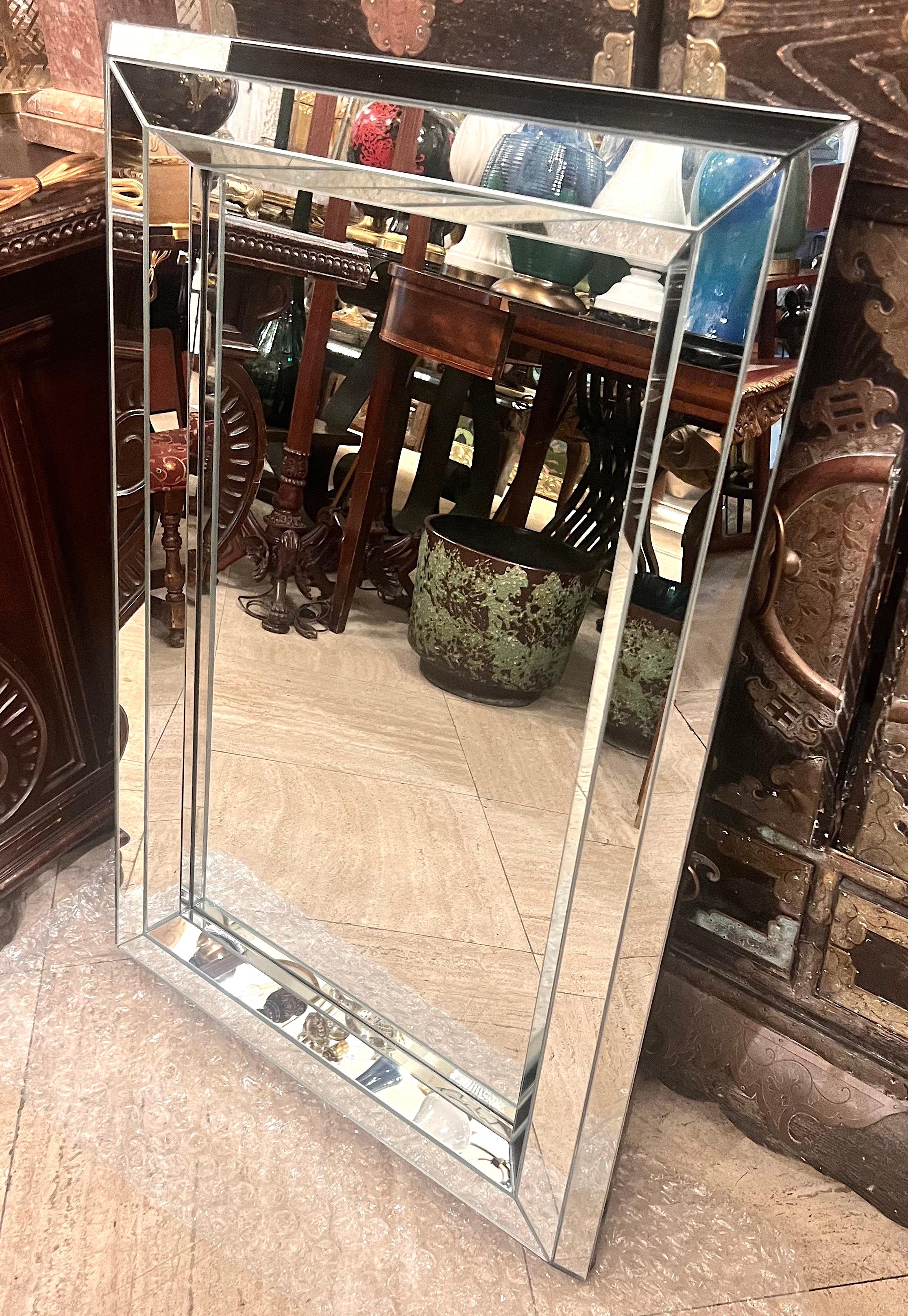 Coppia di specchi francesi d'epoca con cornice smussata. Venduto singolarmente. in vendita 1