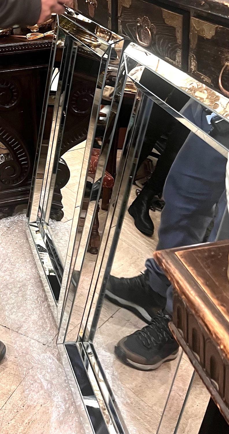 Coppia di specchi francesi d'epoca con cornice smussata. Venduto singolarmente. in vendita 2