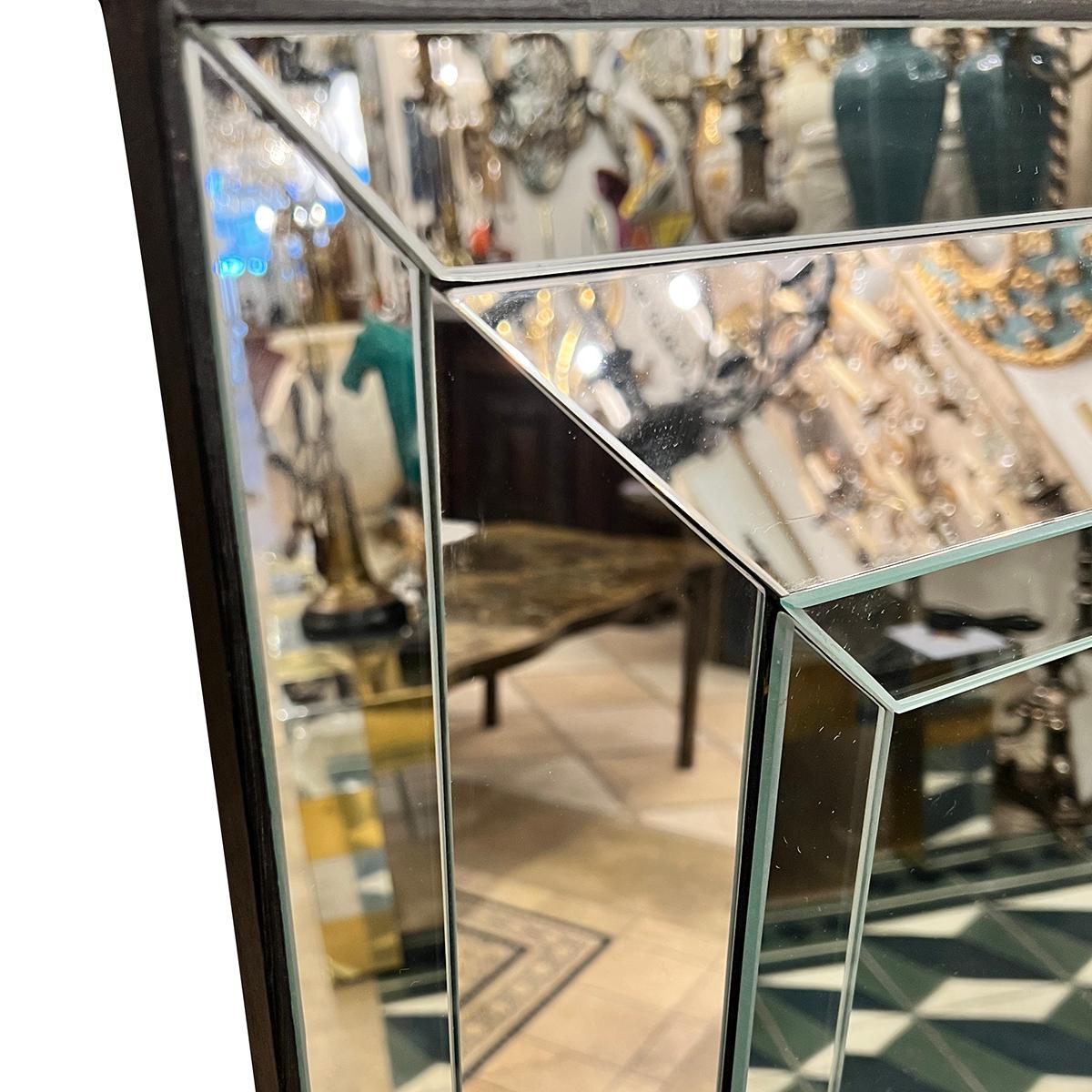 Coppia di specchi francesi d'epoca con cornice smussata. Venduto singolarmente. In condizioni buone in vendita a New York, NY