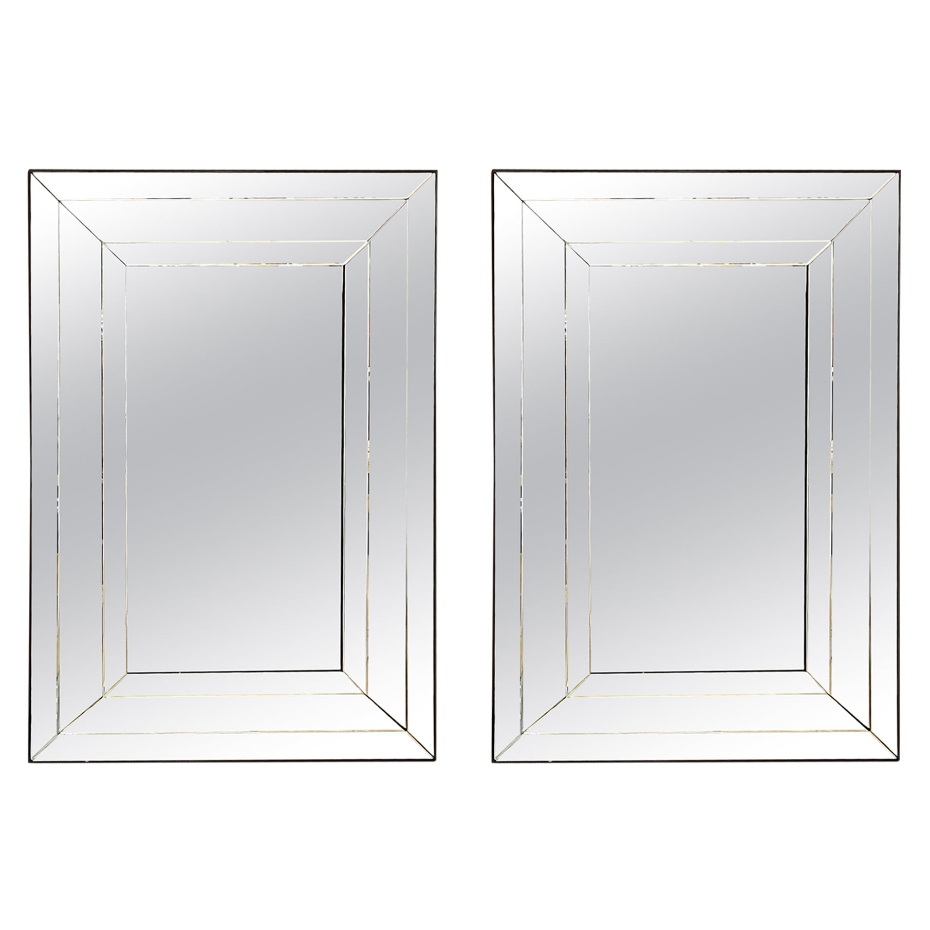 Paire de miroirs français vintage avec cadres biseautés. Vendu individuellement.