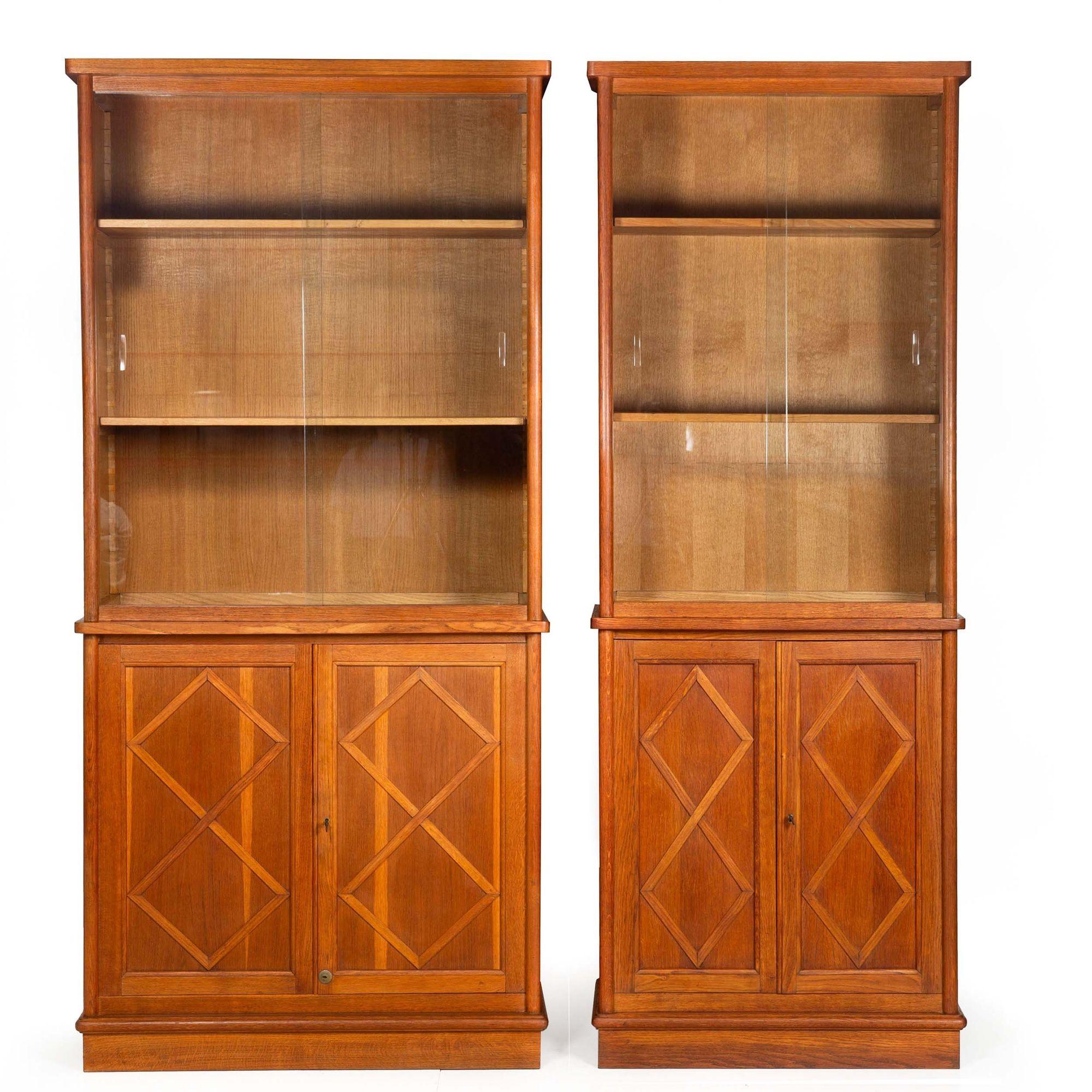 COPPIA DI LIBRERIE FRANCESI MODERNE IN OAK
Una più grande e una più piccola, ciascuna con porte scorrevoli in vetro.  non marcato  circa 1960
Articolo # 402XAP21S

Si tratta di una coppia di librerie molto importante e utile per gli interni di oggi,