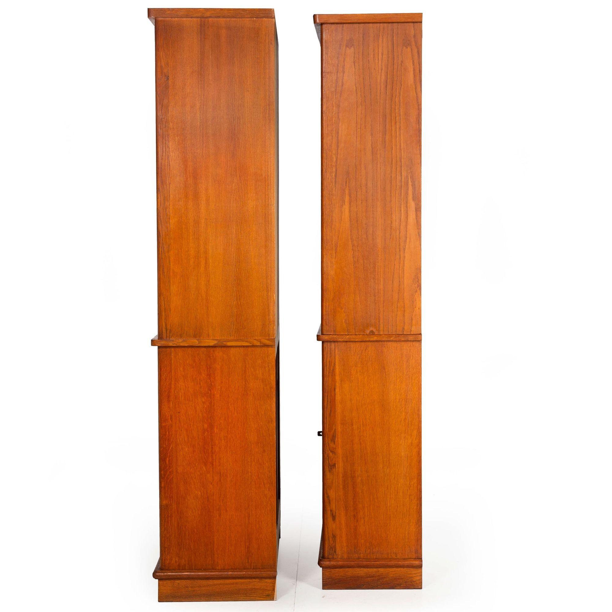Francese Coppia di librerie d'epoca in rovere spazzolato Moderno francese in vendita
