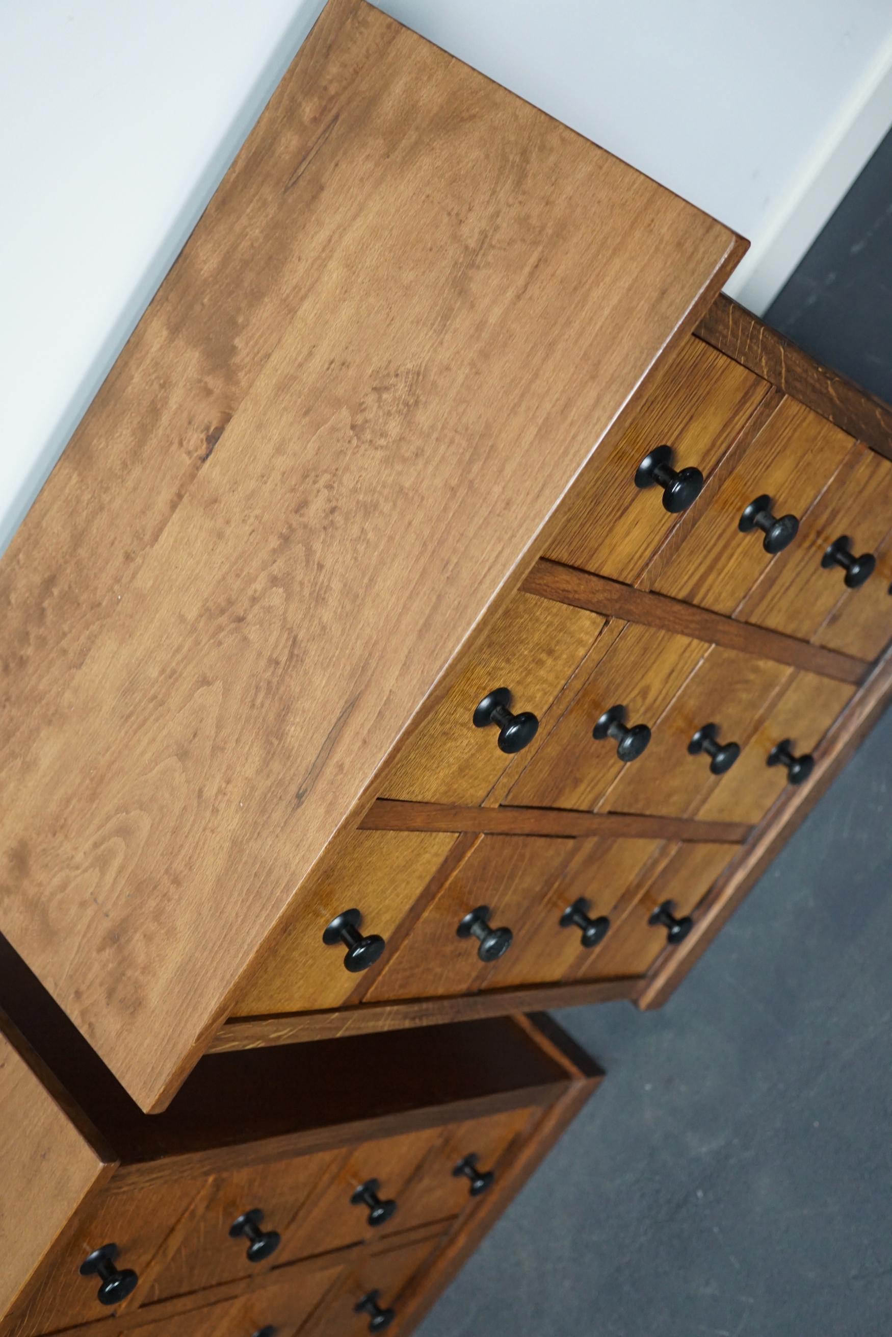Industriale Coppia di armadietti da farmacia francesi vintage in Oak, anni '30 in vendita