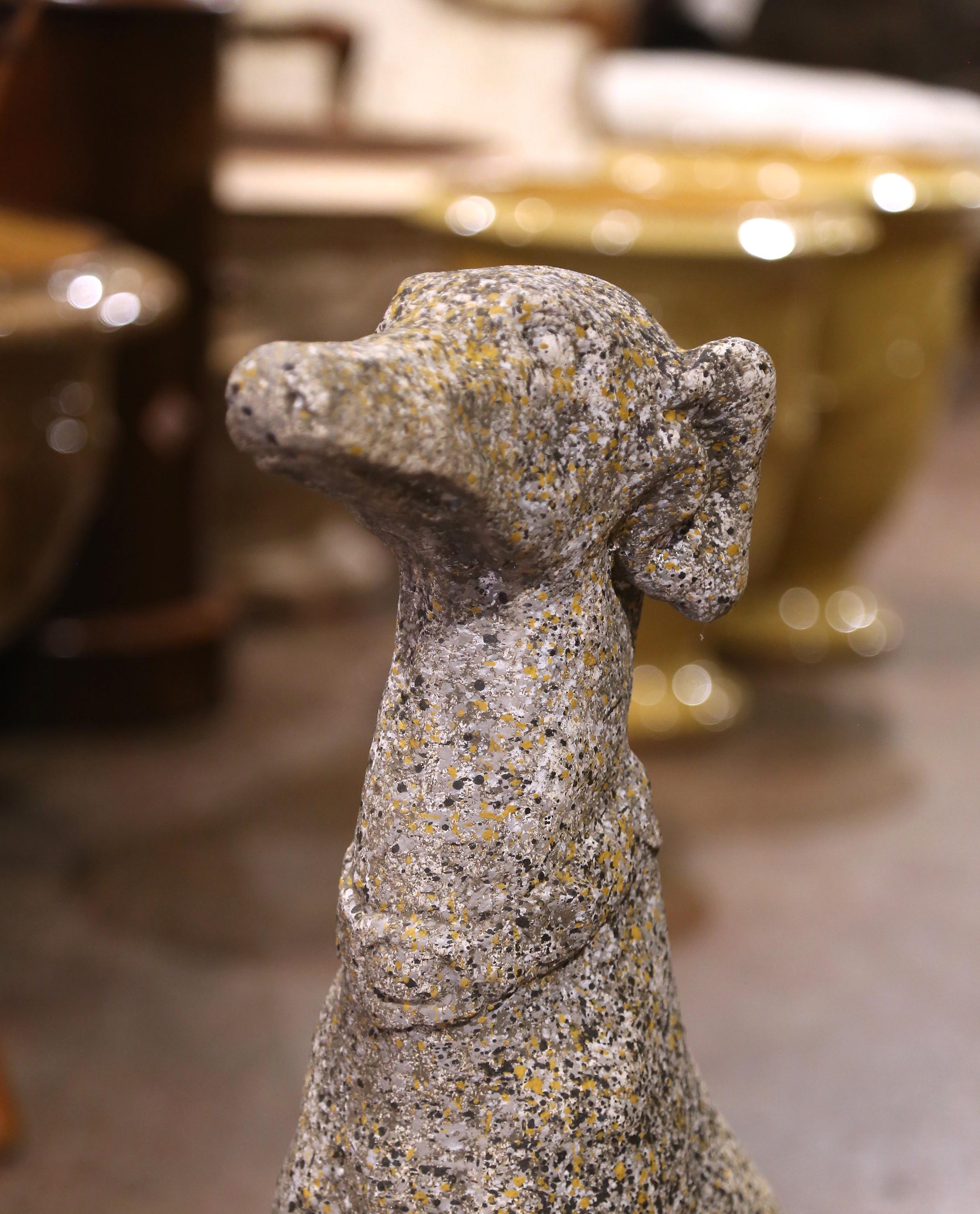 Français Paire de Sculptures de chien lévrier en pierre sculptée pour l'extérieur. en vente
