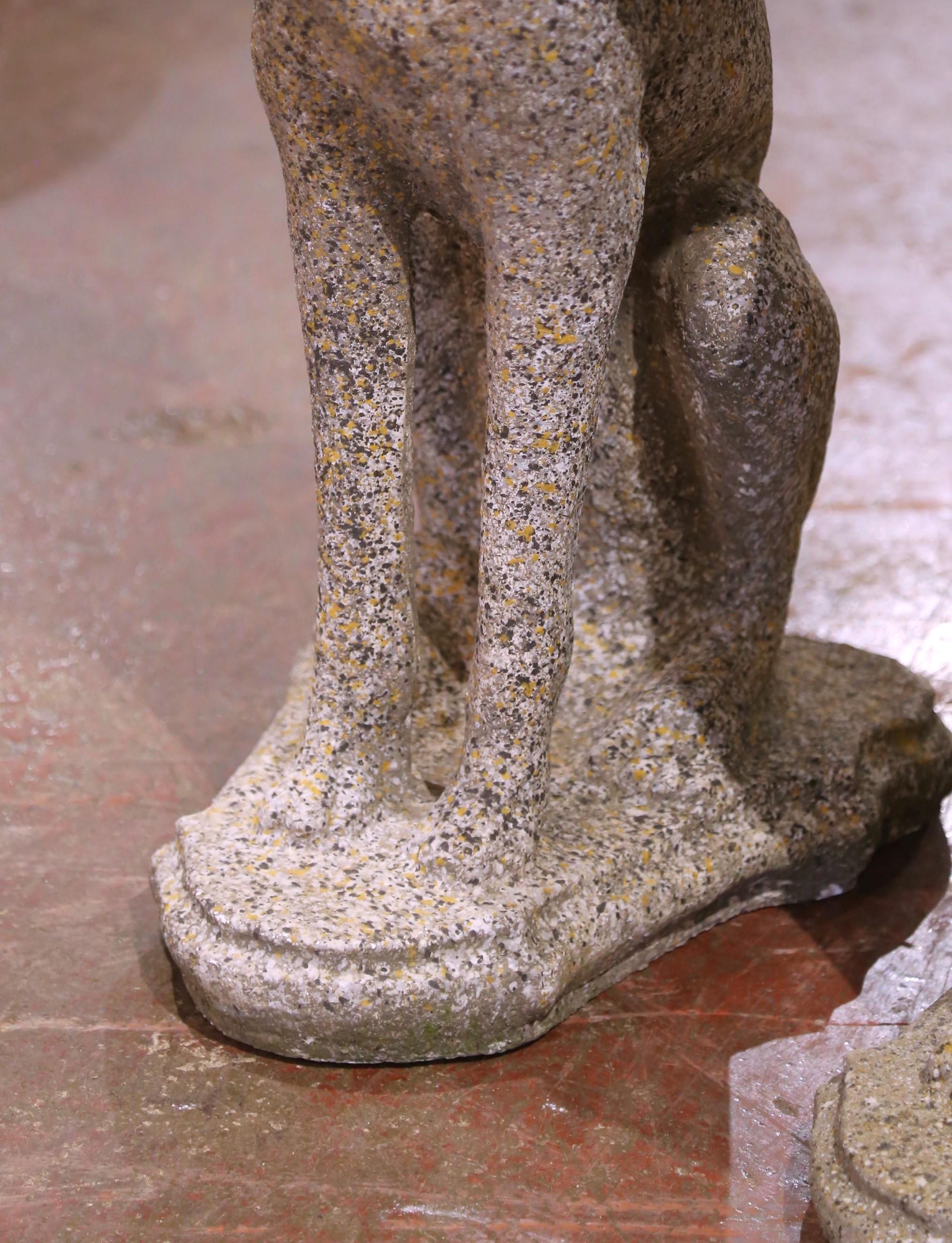Sculpté à la main Paire de Sculptures de chien lévrier en pierre sculptée pour l'extérieur. en vente