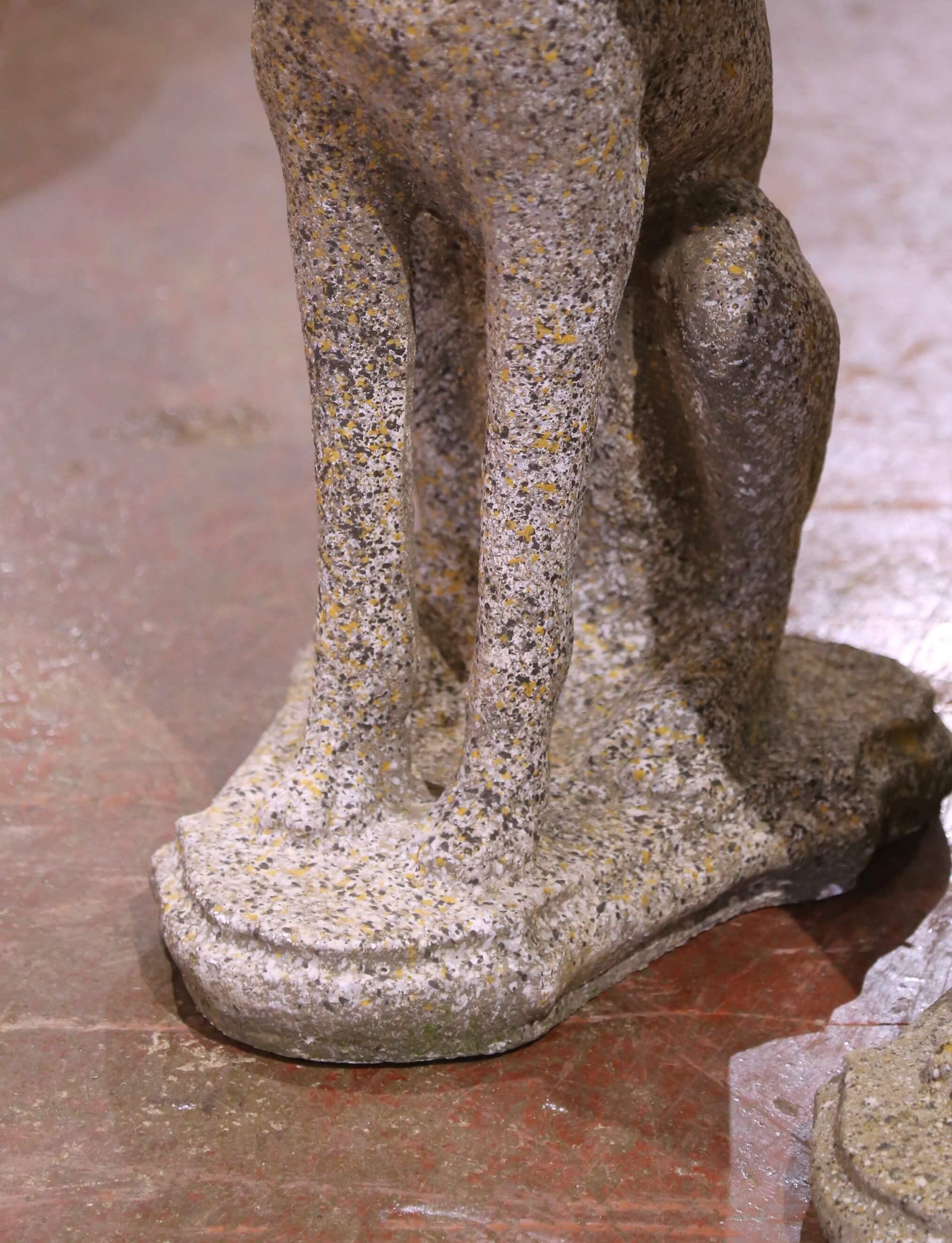 Sculpté à la main Paire de Sculptures de chien lévrier en pierre sculptée pour l'extérieur. en vente