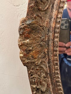 Coppia di specchi ovali francesi d'epoca in gesso a foglia d'argento