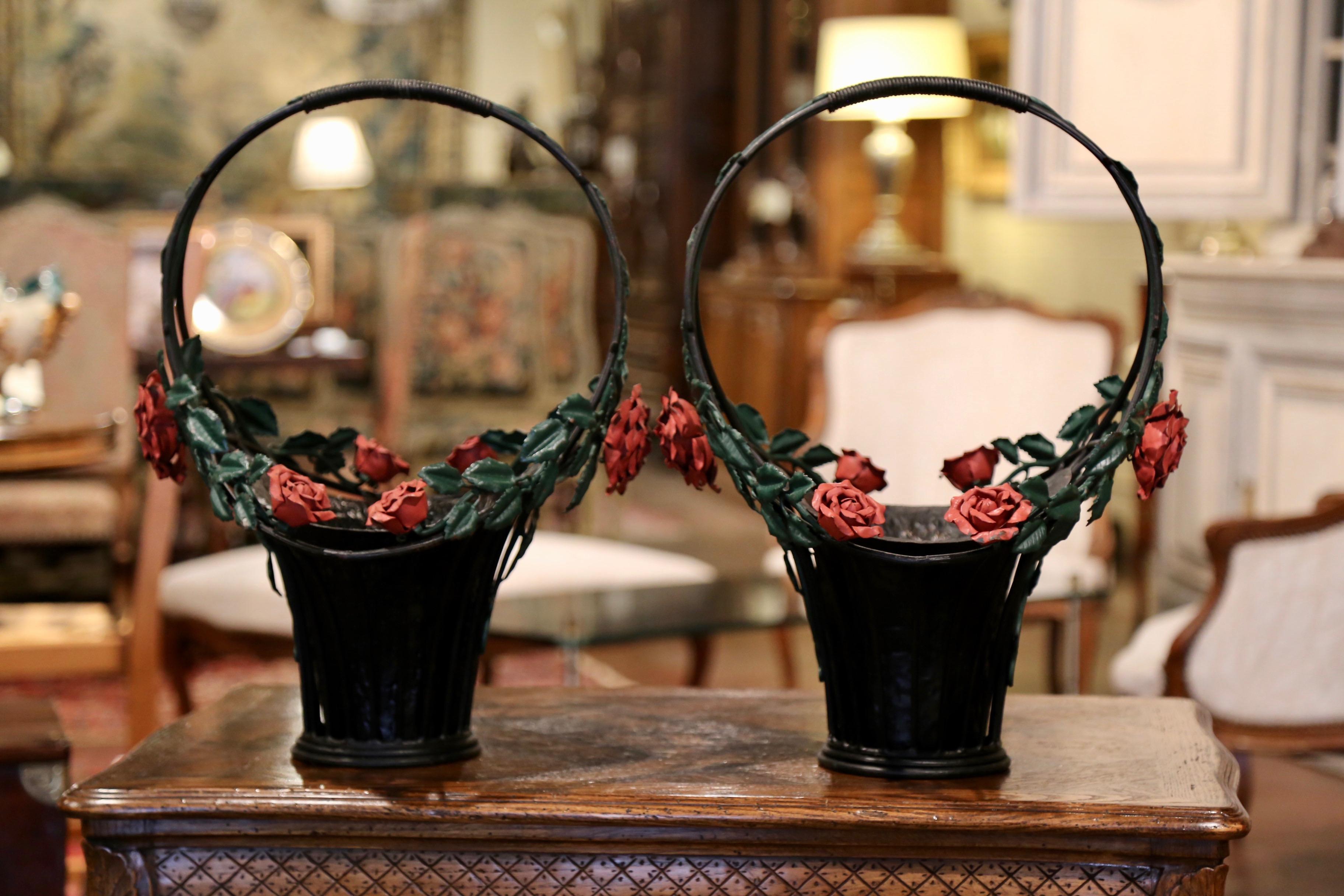 Paar französische Vintage-Hänge Körbe aus bemaltem Metall mit Blumen- und Blattdekor aus Metall (Französisch) im Angebot