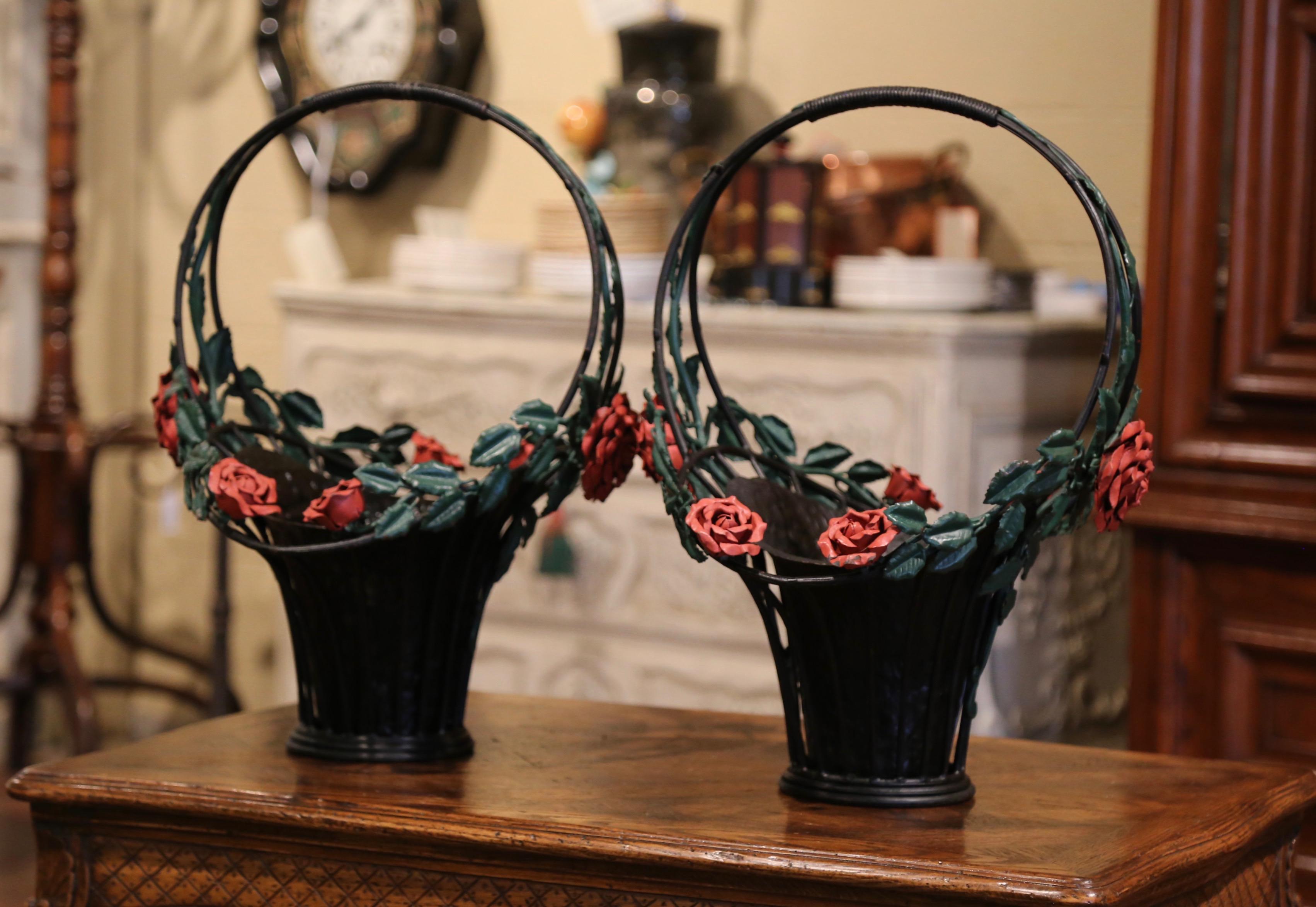 Paar französische Vintage-Hänge Körbe aus bemaltem Metall mit Blumen- und Blattdekor aus Metall (Handgefertigt) im Angebot