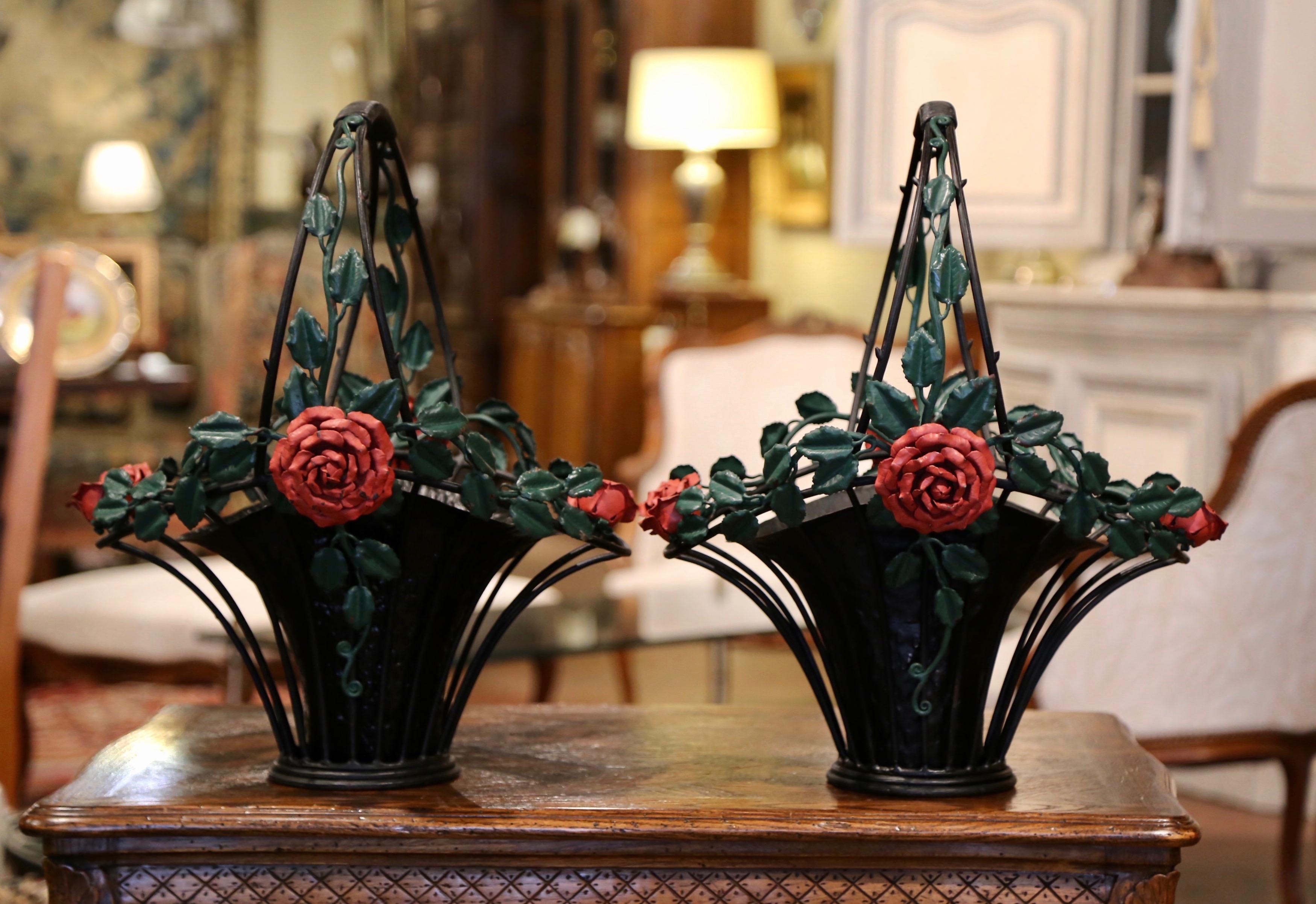 Paar französische Vintage-Hänge Körbe aus bemaltem Metall mit Blumen- und Blattdekor aus Metall im Zustand „Hervorragend“ im Angebot in Dallas, TX