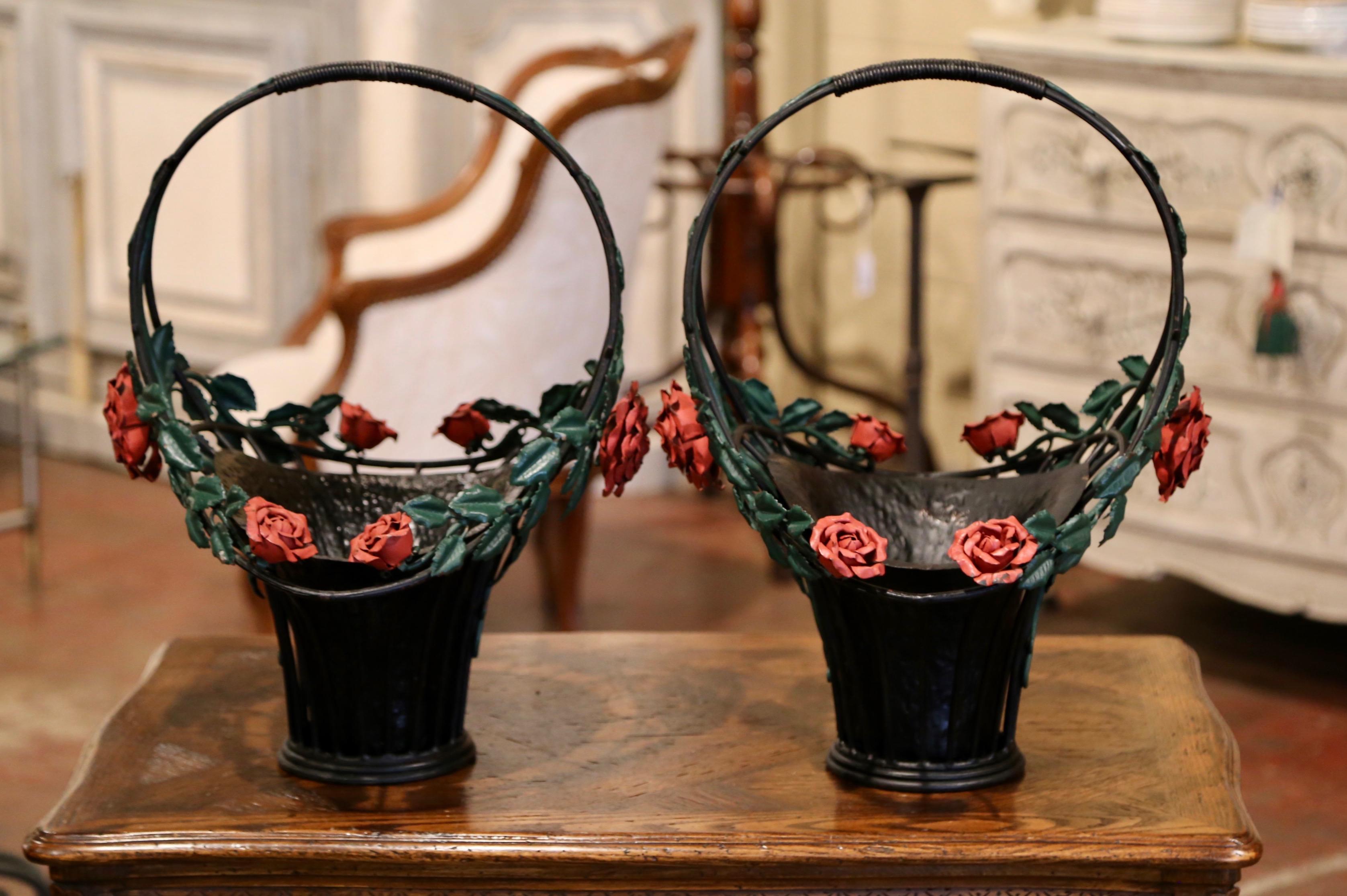 Paar französische Vintage-Hänge Körbe aus bemaltem Metall mit Blumen- und Blattdekor aus Metall im Angebot 2