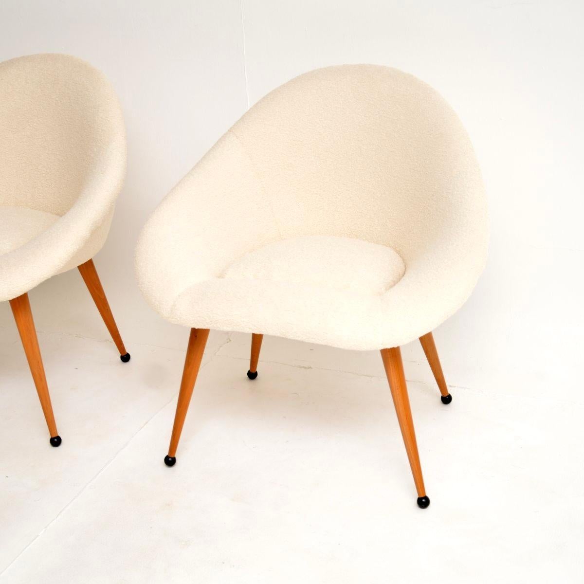 Bouclé Paire de fauteuils Pod vintage français en vente