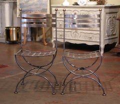Paire de vieilles chaises échelles françaises en fer poli et laiton:: en métal curulé