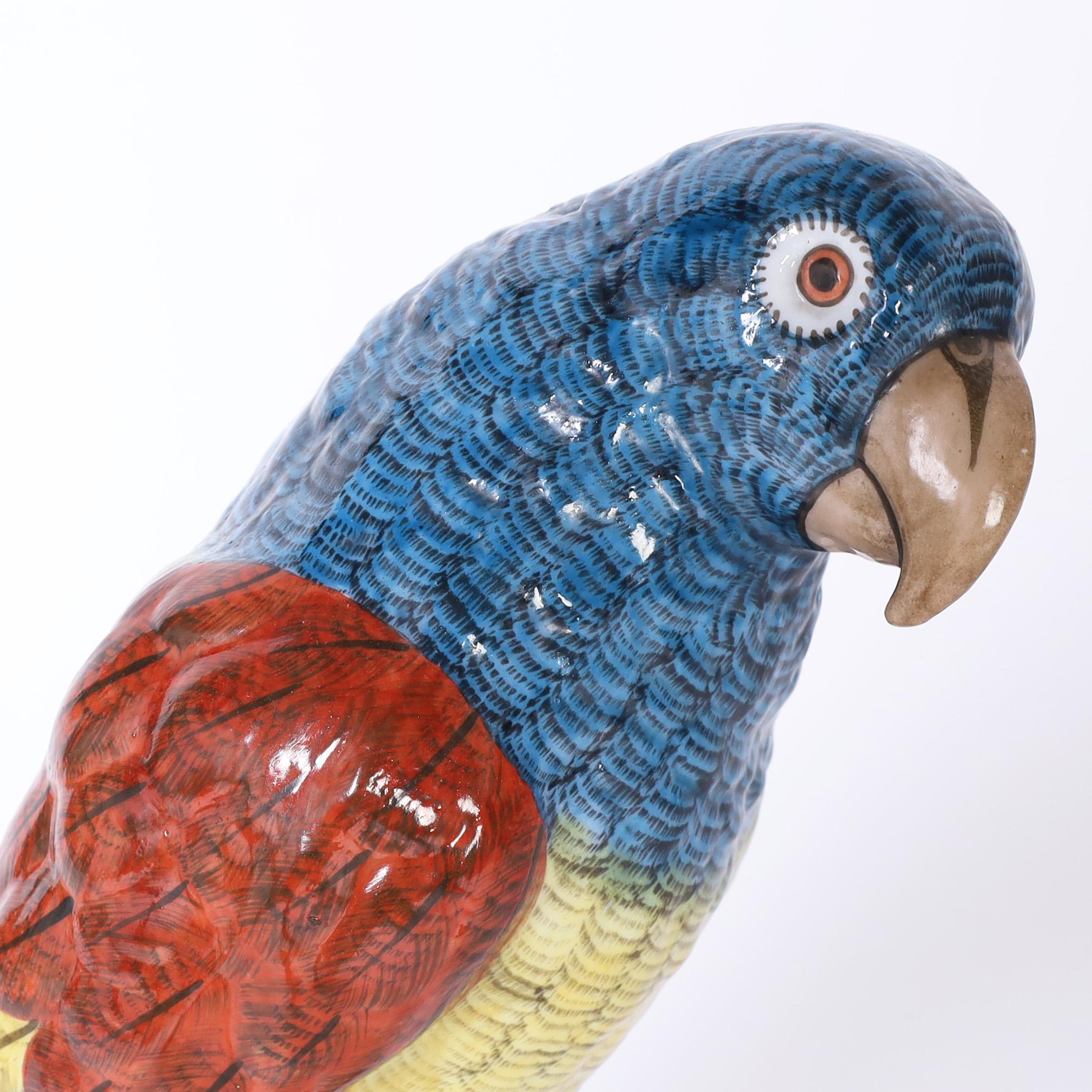 Paar Vintage Französisch Porzellan Papageien im Angebot 1