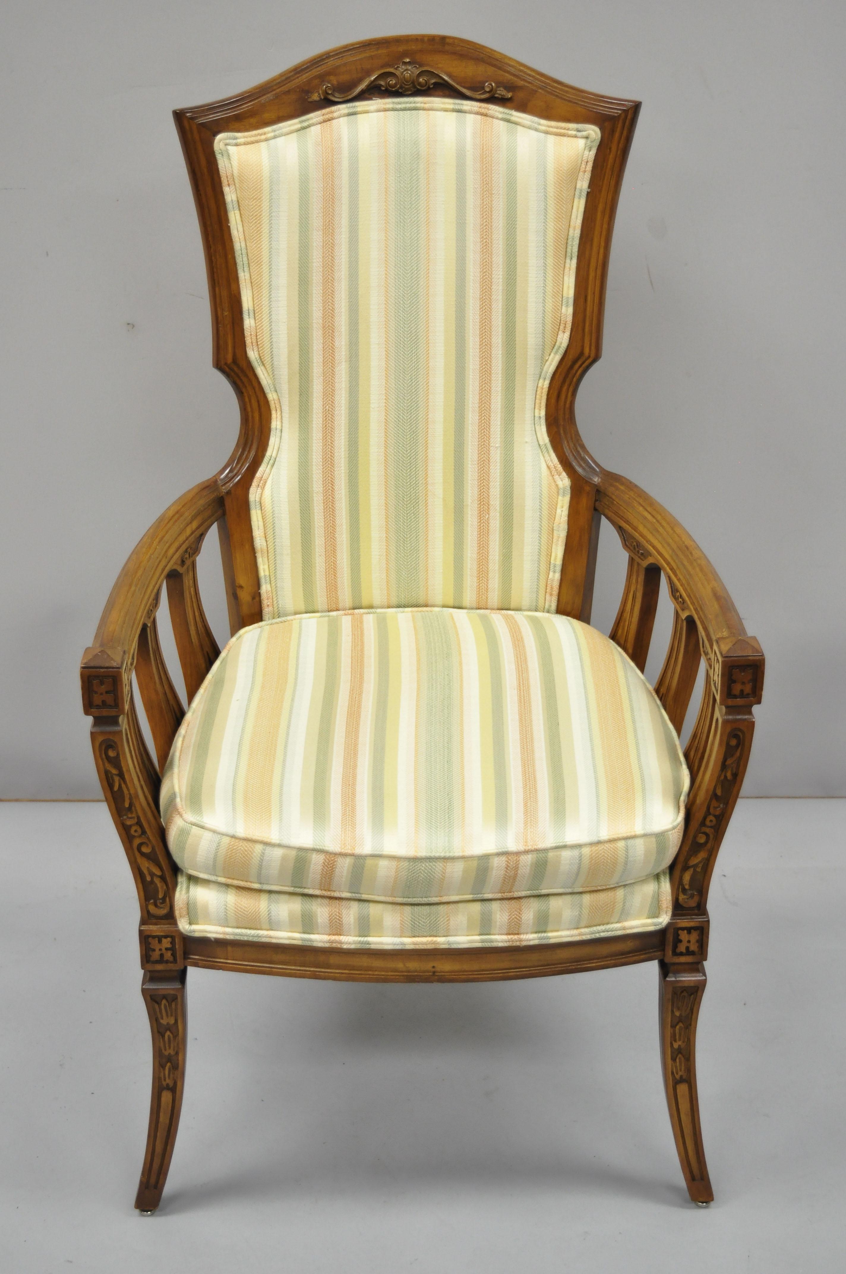 Tissu Paire de fauteuils lounge à haut dossier de style provincial français Hollywood Regency en vente