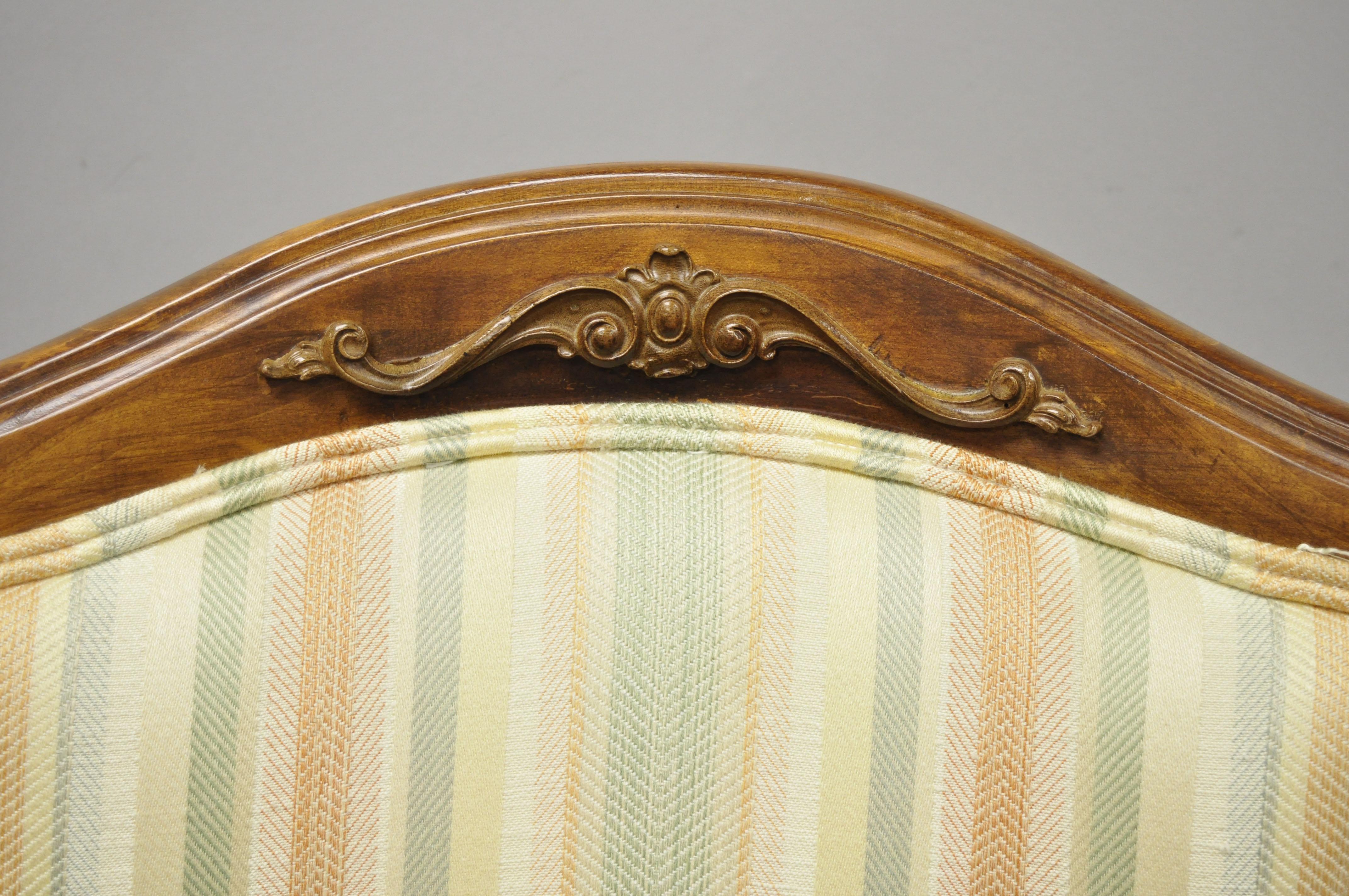 Paire de fauteuils lounge à haut dossier de style provincial français Hollywood Regency en vente 2