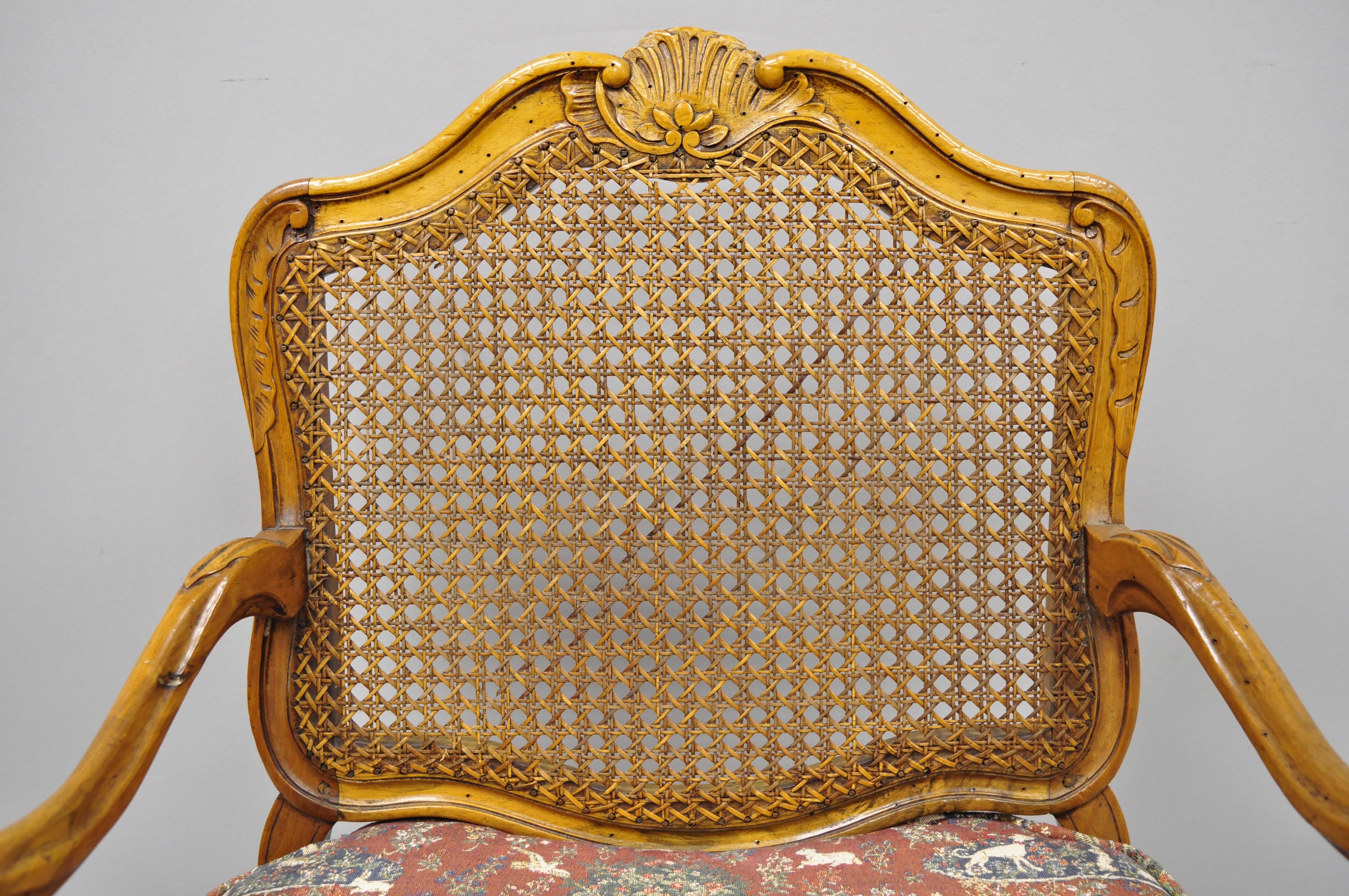 Paar französische Sessel im Louis-XV-Stil aus Rohrgeflecht im Zustand „Gut“ in Philadelphia, PA