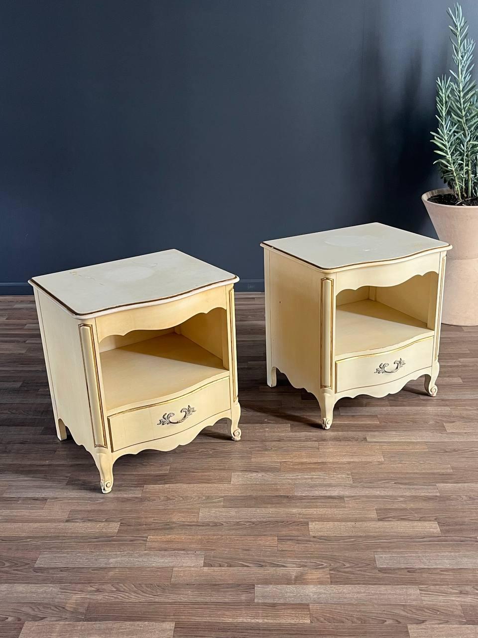 Pair of Vintage French Provincial Painted Night Stands In Good Condition In Los Angeles, CA