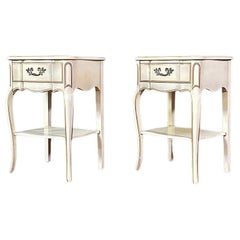 Paire de tables de nuit vintage de style provincial français en crème vieillie avec or