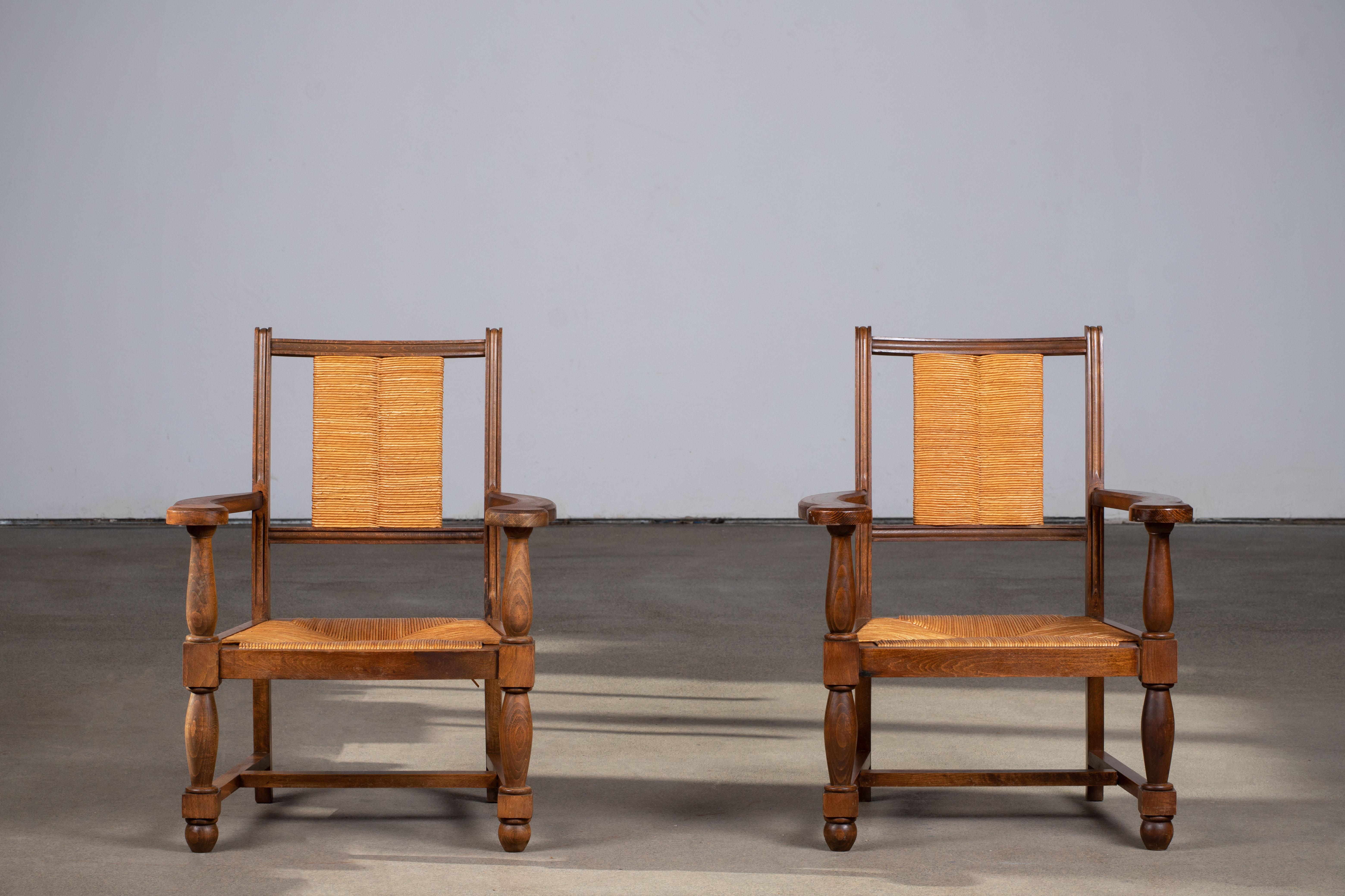 Une paire de fauteuils vintage en jonc dans le style de Francis Jourdain, France, 1950.
Cette paire est en bon état, confortable et apporte une sensation de chaleur dans un décor.
 