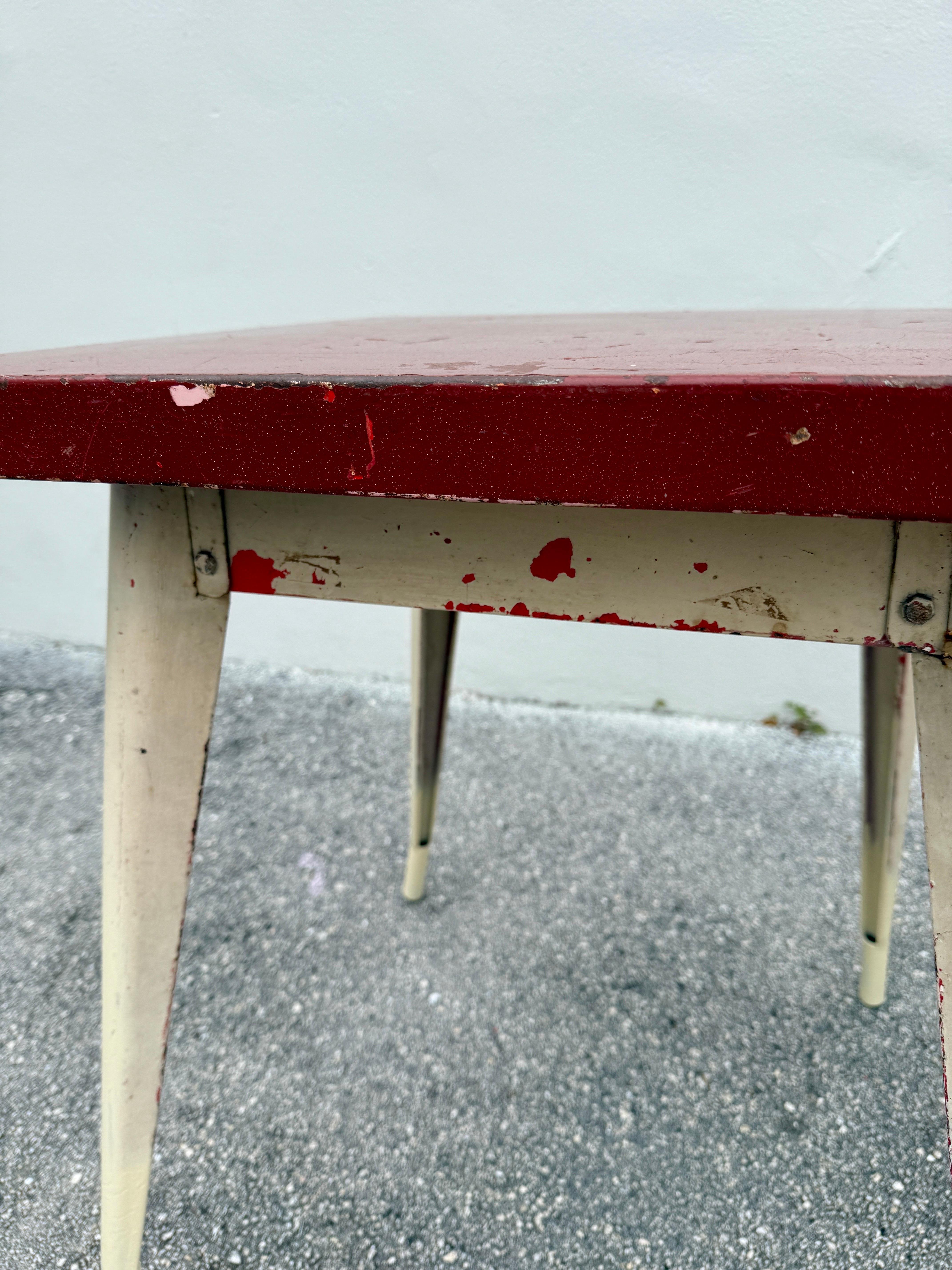 Xavier Pauchard, Paar quadratische französische Vintage-Bistrotische aus Metall (Moderne der Mitte des Jahrhunderts) im Angebot