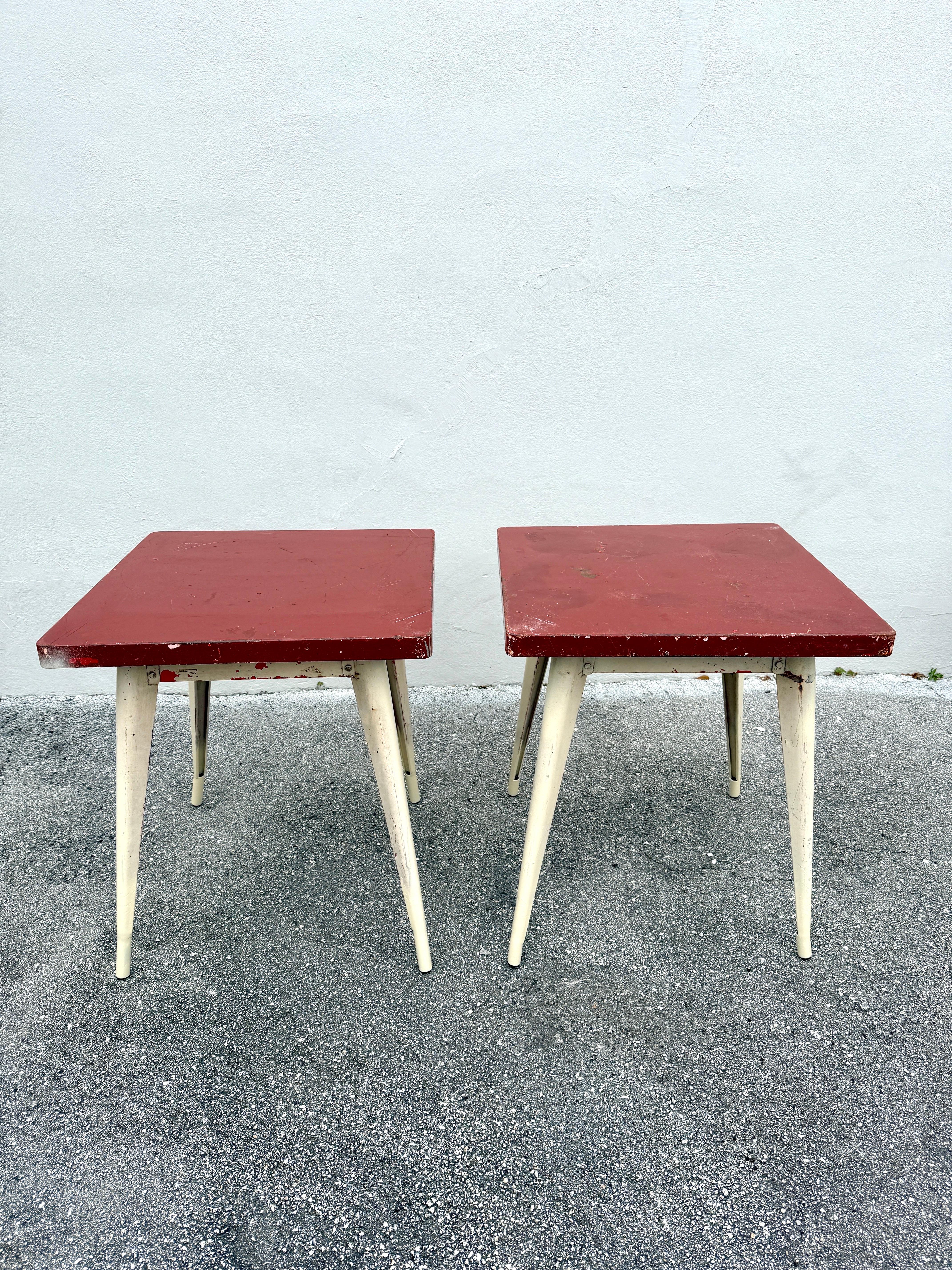 Xavier Pauchard, Paar quadratische französische Vintage-Bistrotische aus Metall (Gemalt) im Angebot